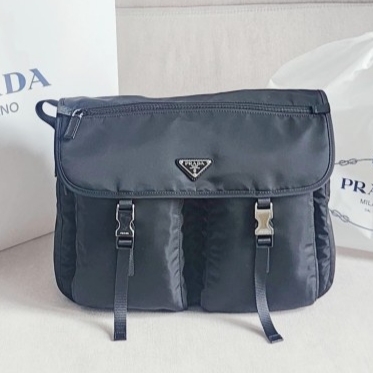 Prada Tessuto Triangle Logo Messenger Bag Black 착용 스타일