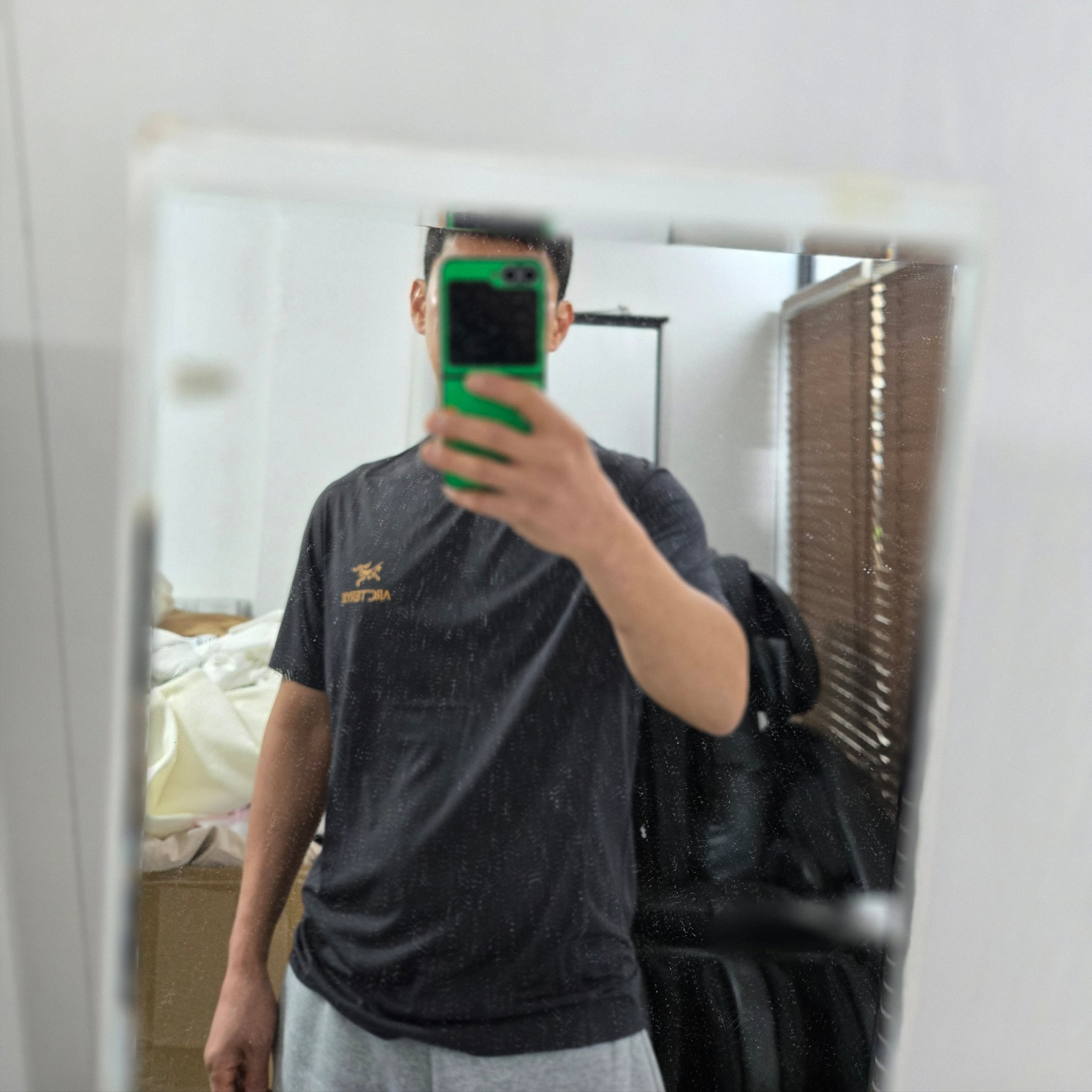 Arc'teryx Motus Arcword Crew SS T-Shirt Black Heather 착용 스타일 - 1