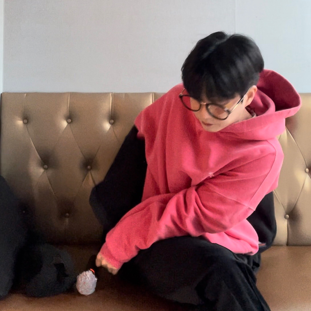 IAB Studio Pigment Hoodie & Sack Coral 착용 스타일