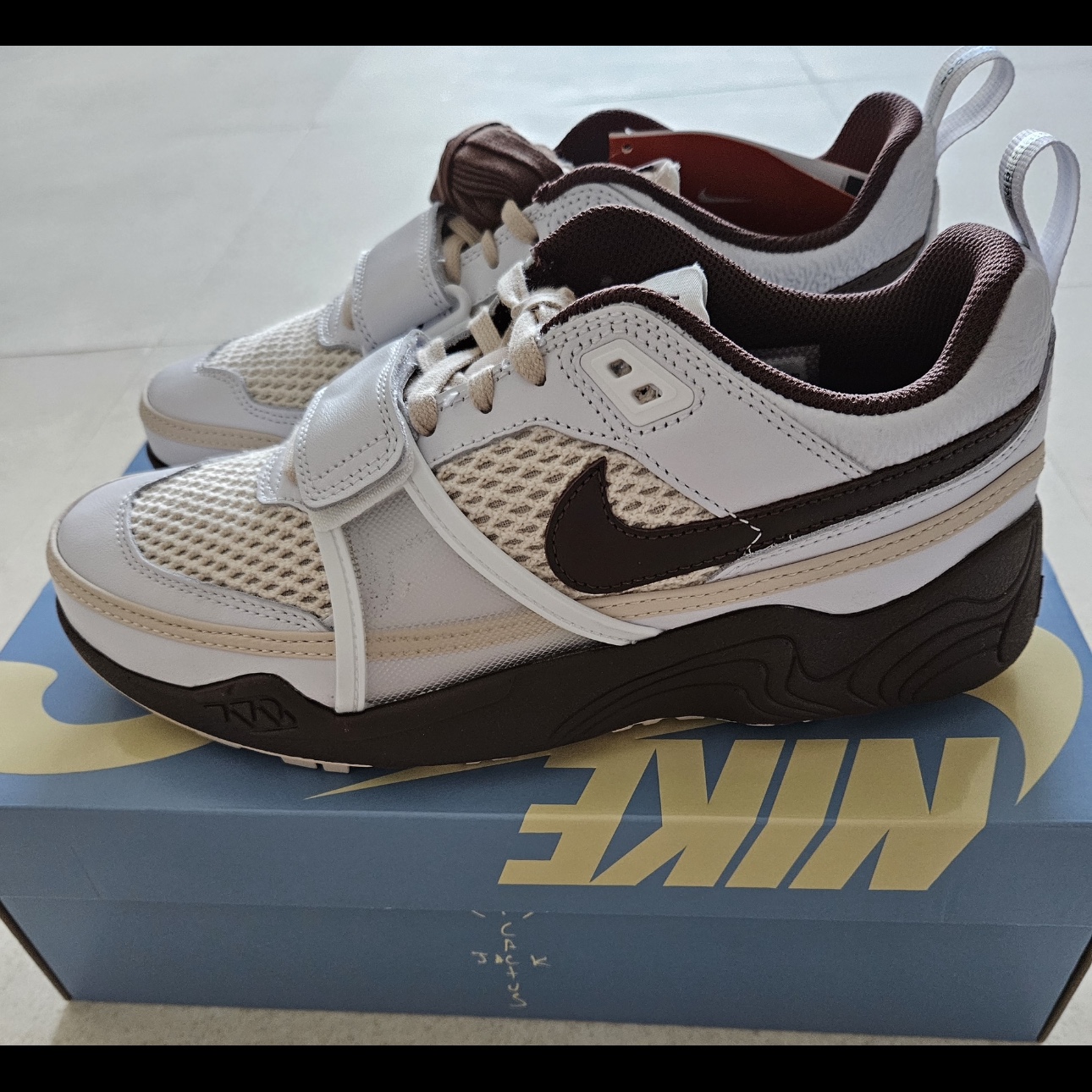 Nike x Travis Scott Zoom Field Jaxx White and Light Chocolate 착용 스타일 - 2