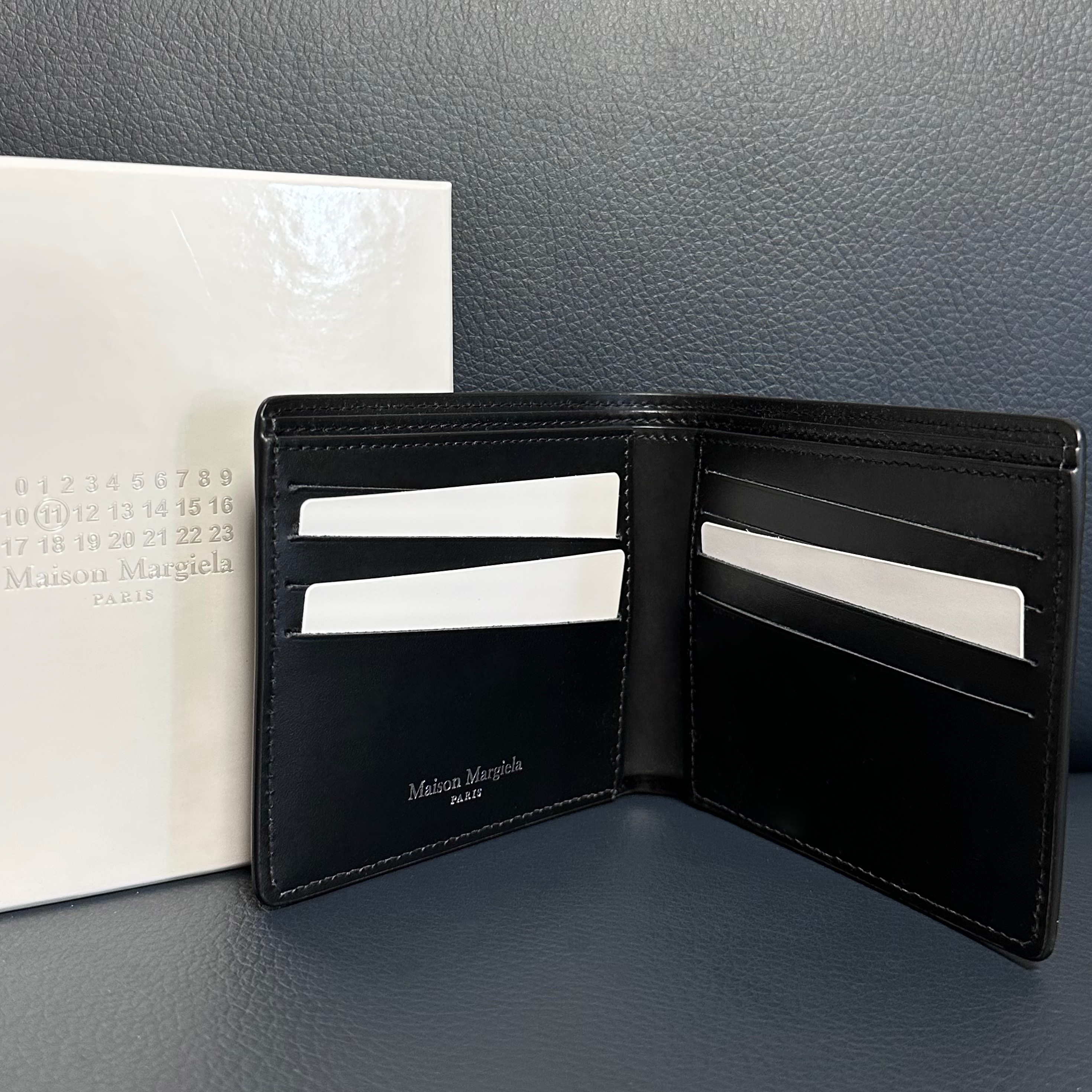Maison Margiela Bovine Leather Bi-Fold Wallet Black 착용 스타일 - 2