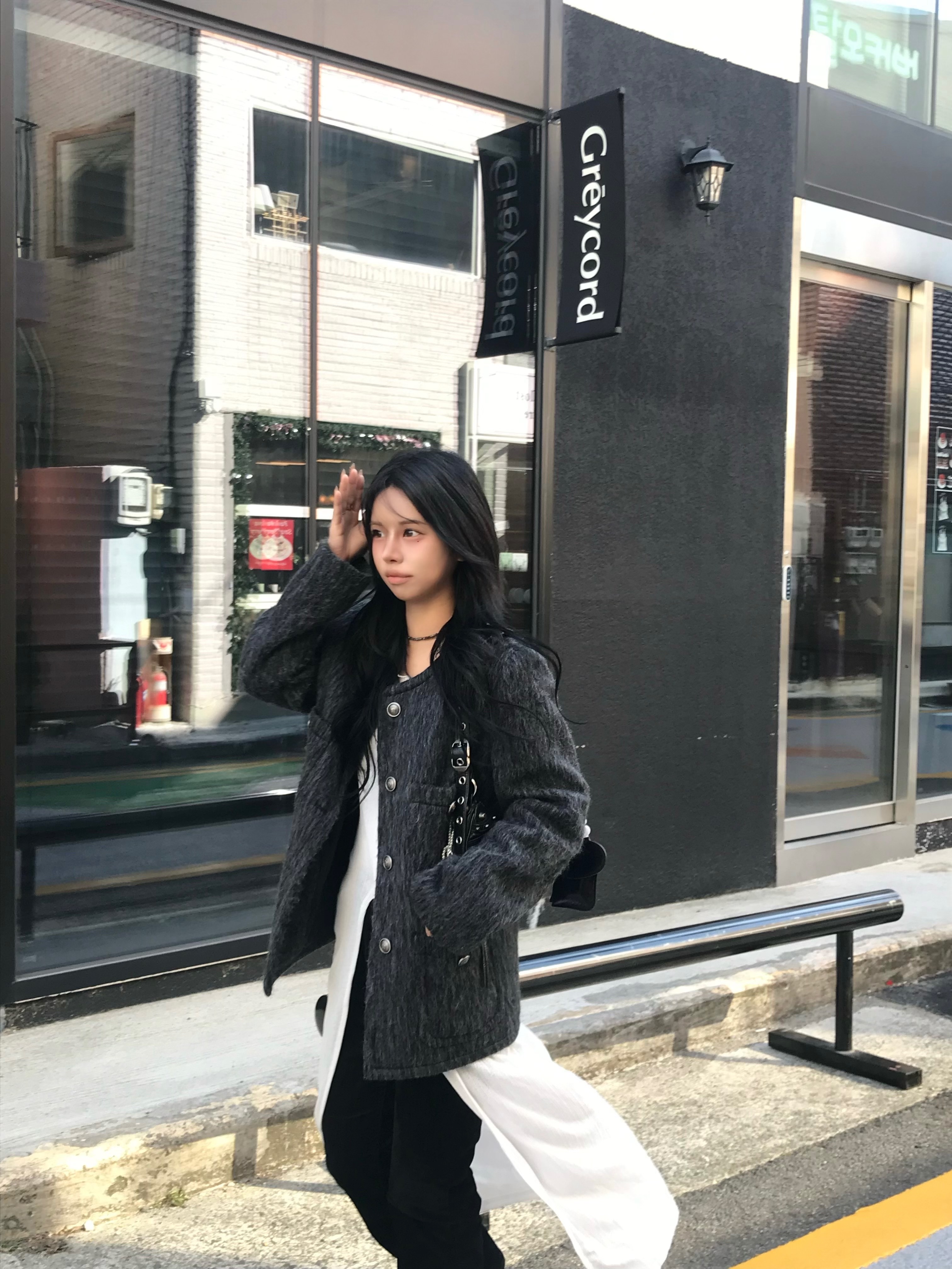 Balenciaga Arena Lambskin Le Cagole XS Shoulder Bag Black 착용 스타일 - 3