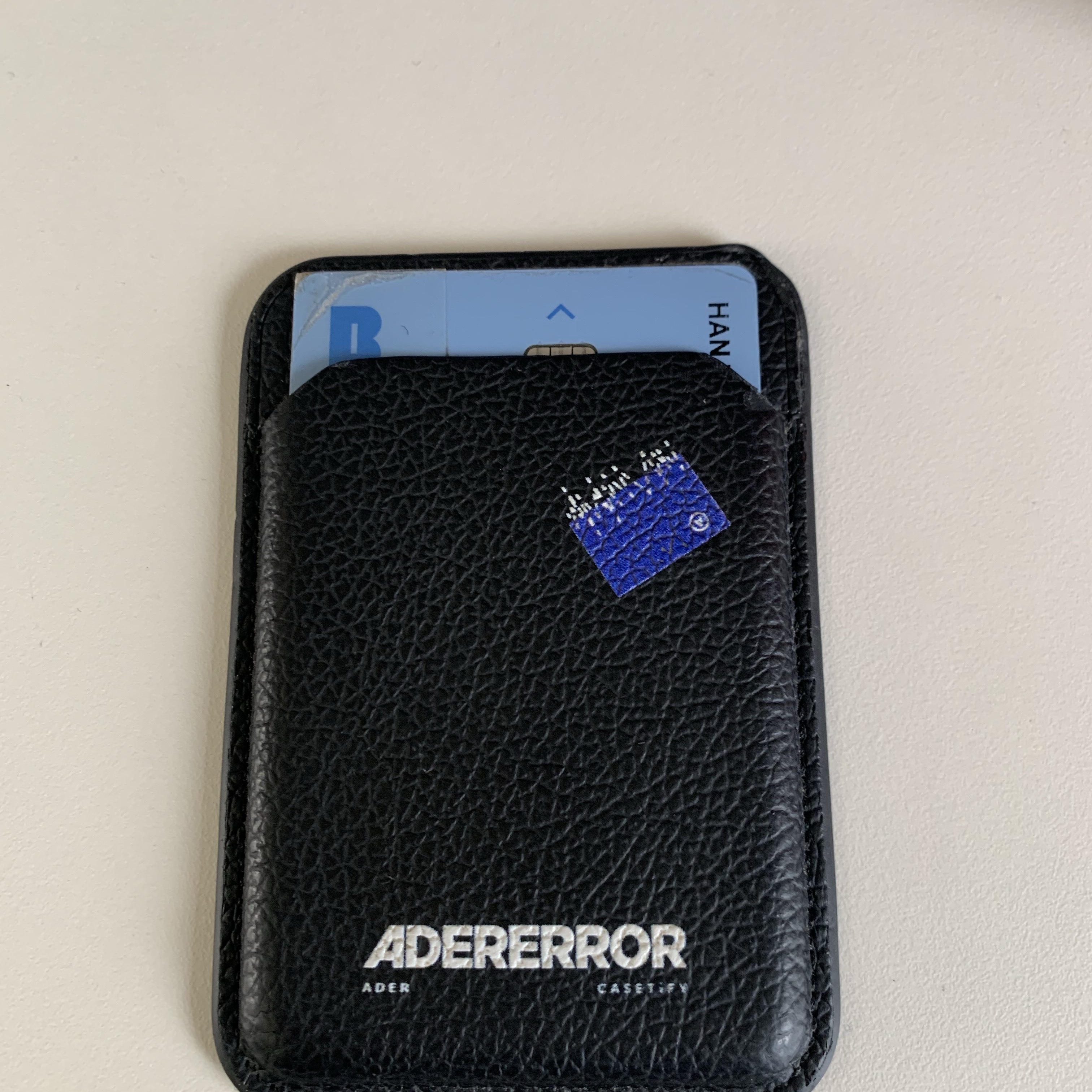 Casetify x Ader Error Magsafe Wallet Noir 착용 스타일