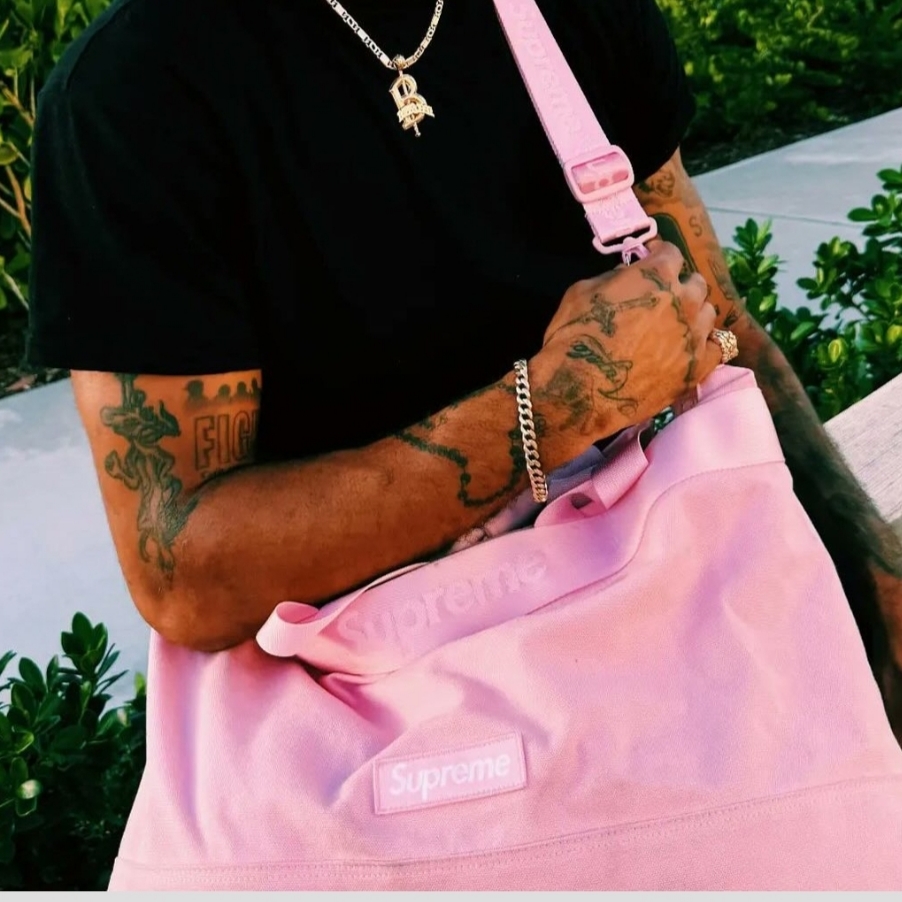 Supreme Tote Bag Light Pink - 25SS 착용 스타일