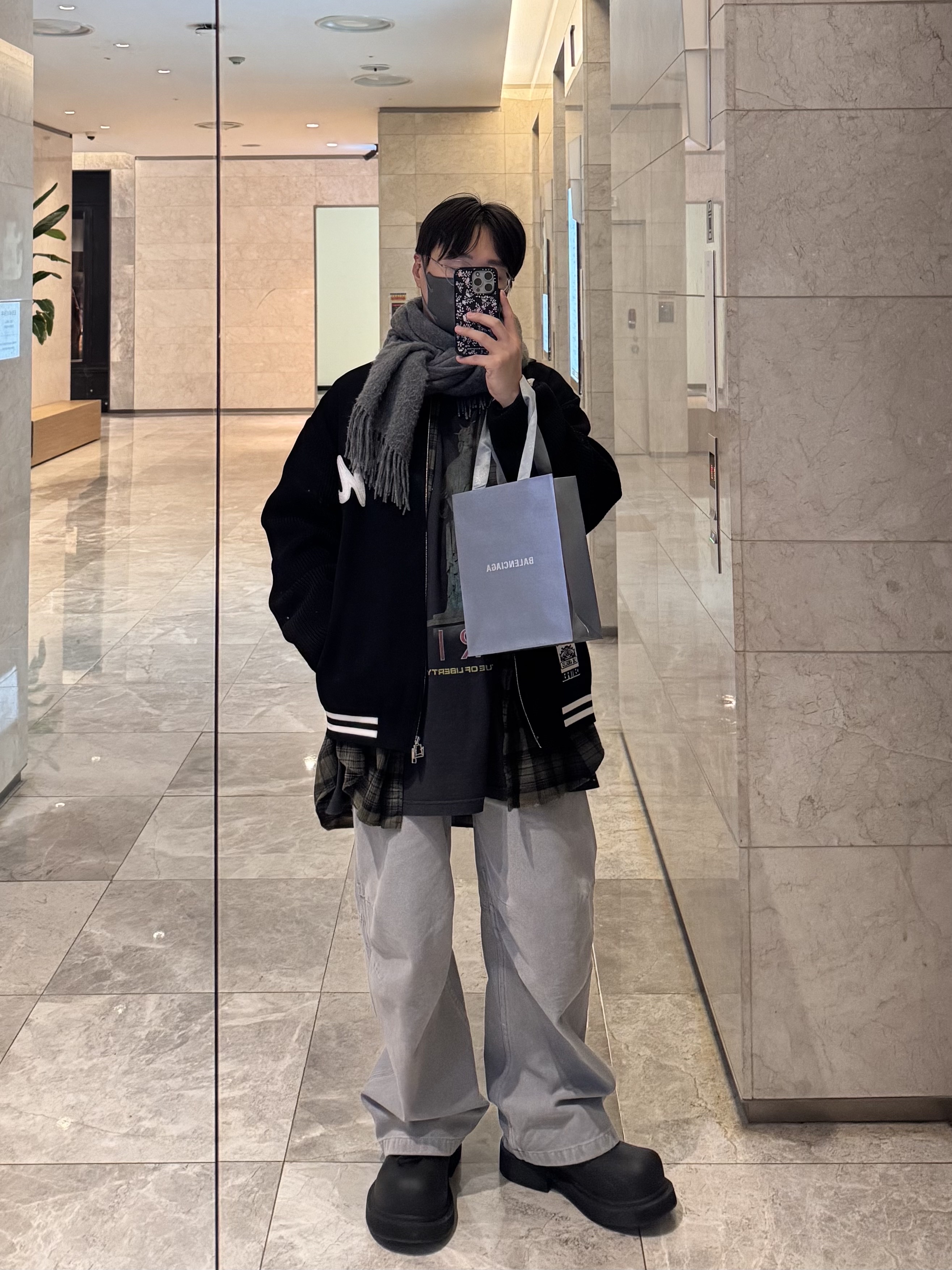 발렌시아가 파리 리버티 레이어드 오버사이즈 셔츠 다크 그린, 우영미 3D 와이드 데님 팬츠 그레이 - 25SS 착용 스타일 - 10