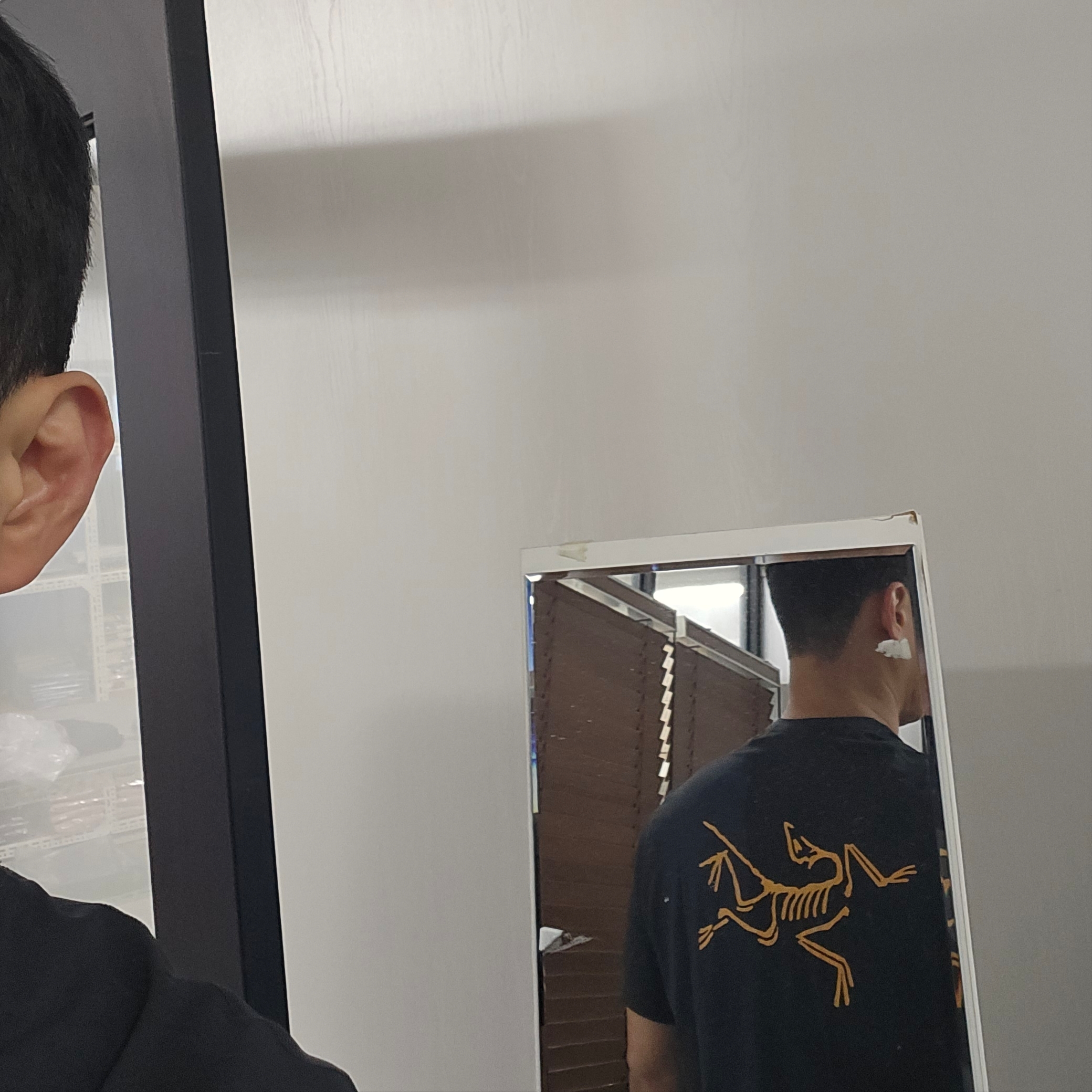 Arc'teryx Motus Arcword Crew SS T-Shirt Black Heather 착용 스타일 - 2
