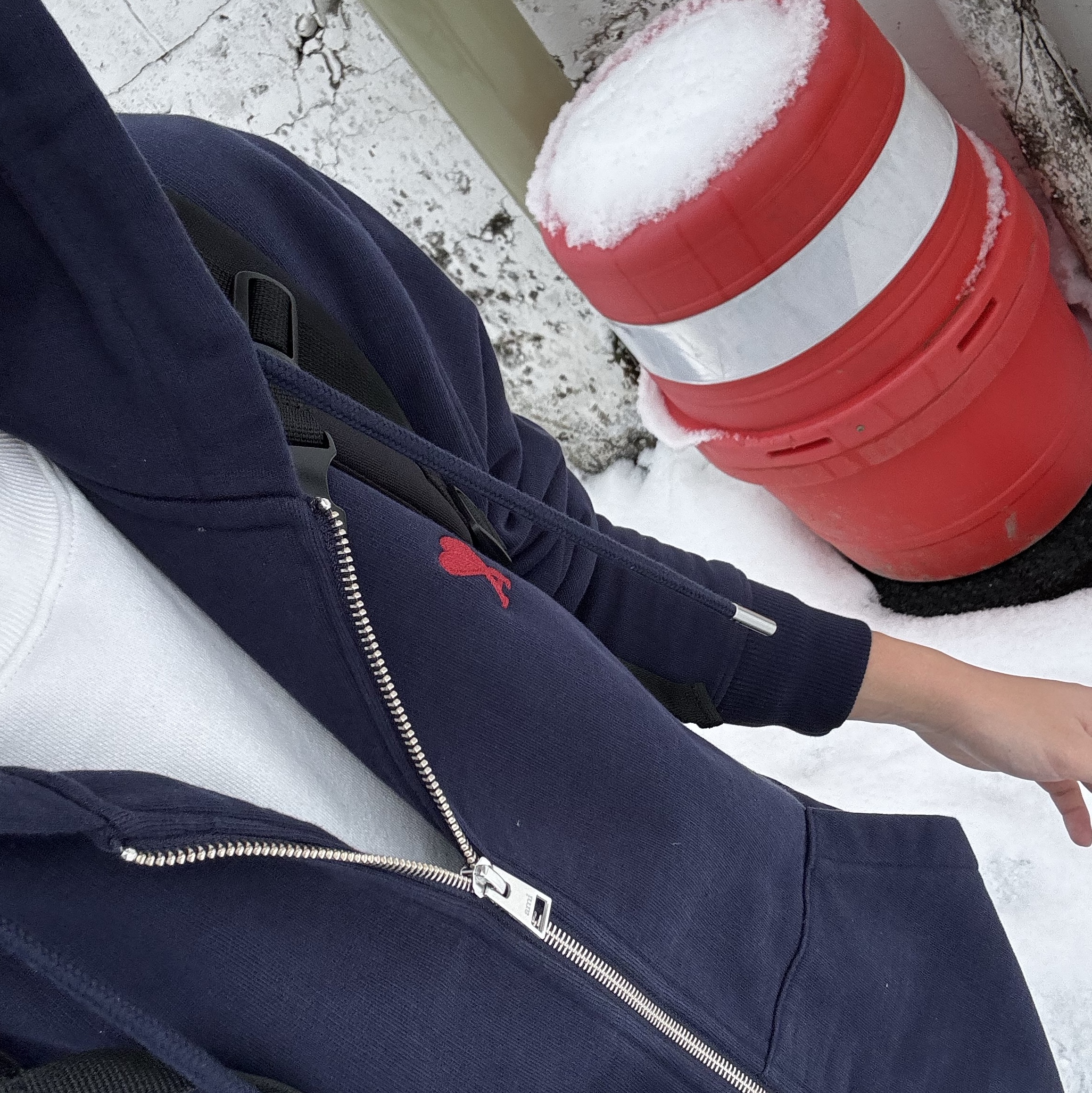 AMI de Coeur Loopback Oragnic Cotton Fleece Zipped Hoodie Night Blue 착용 스타일