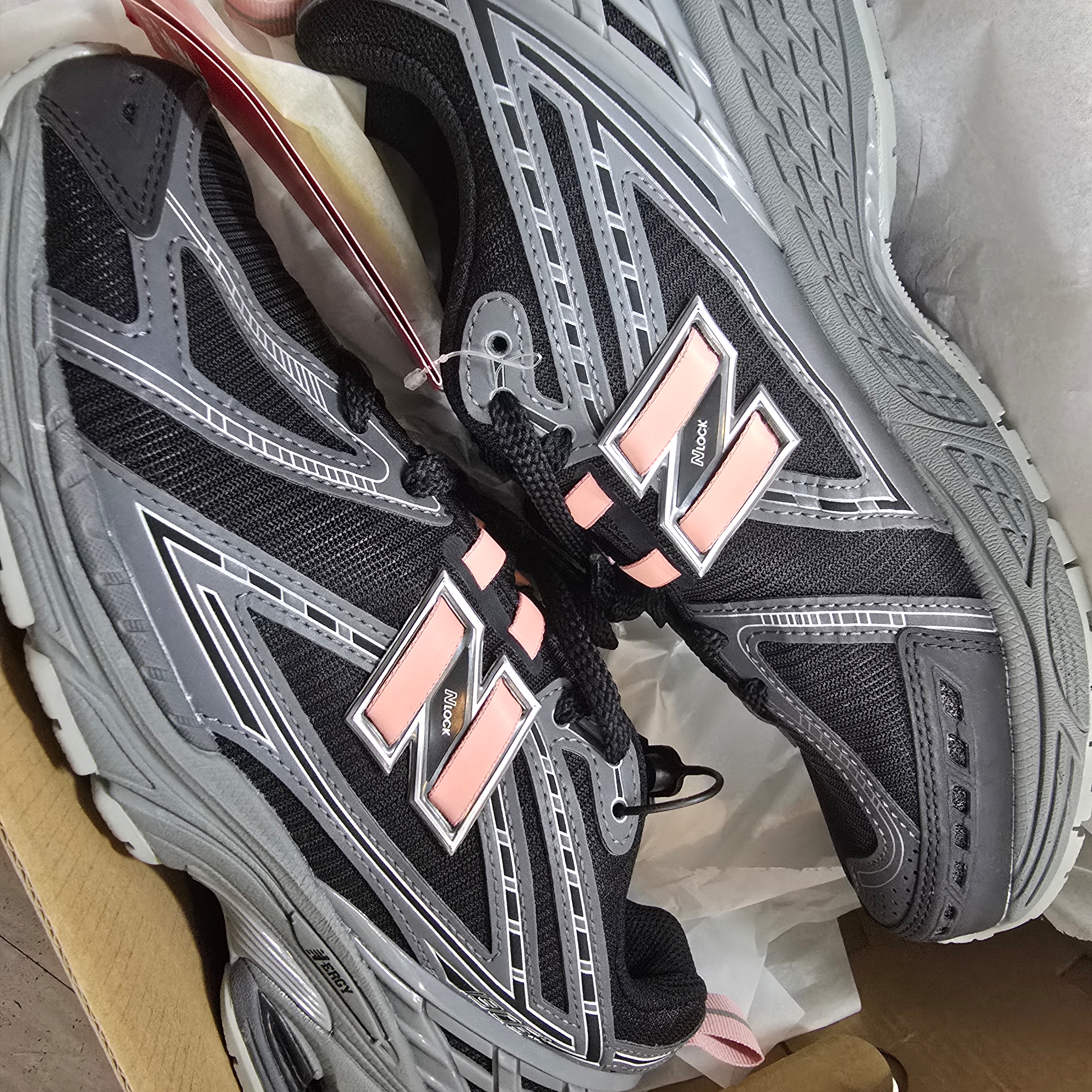 New Balance 1906R Black Pink Moon 착용 스타일