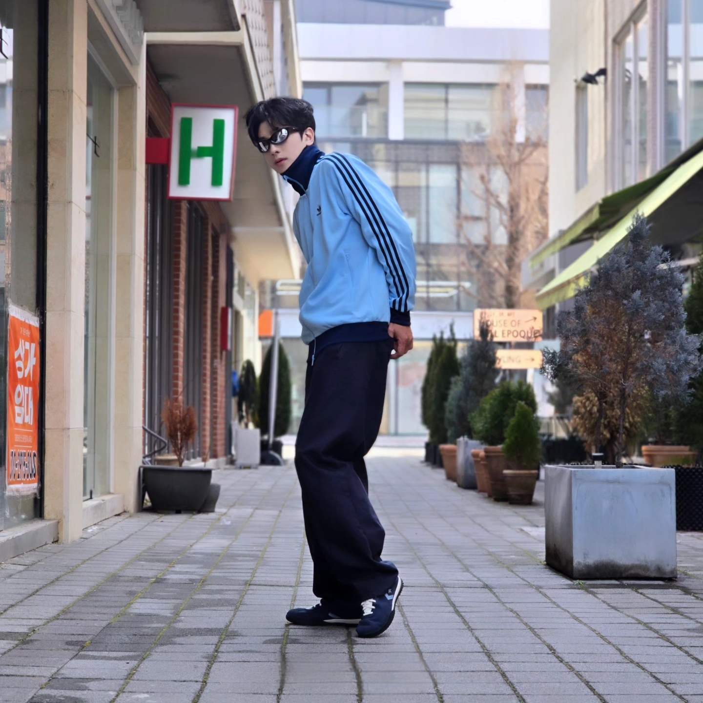 Adidas Adicolor Classic Beckenbauer Track Top Clear Sky Night Indigo - KR Sizing, Converse Run Star Trainer Retro Sport Azul 착용 스타일 - 2