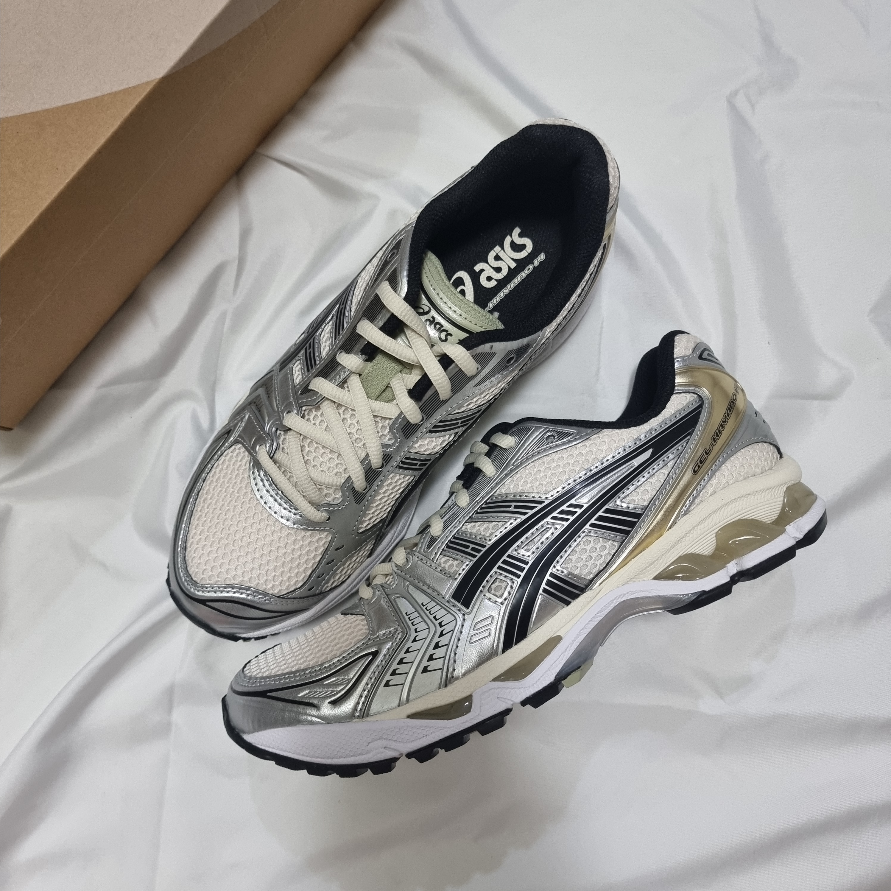Asics Gel-Kayano 14 Birch Pure Silver 착용 스타일