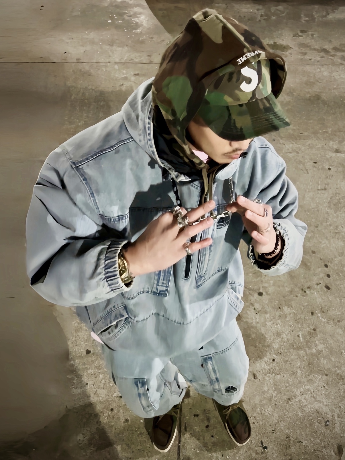 Supreme Ventile S Logo 6-Panel Swirl Camo - 21FW, Supreme Swarovski S Logo Hooded Sweatshirt Woodland Camo - 21SS 착용 스타일 - 2