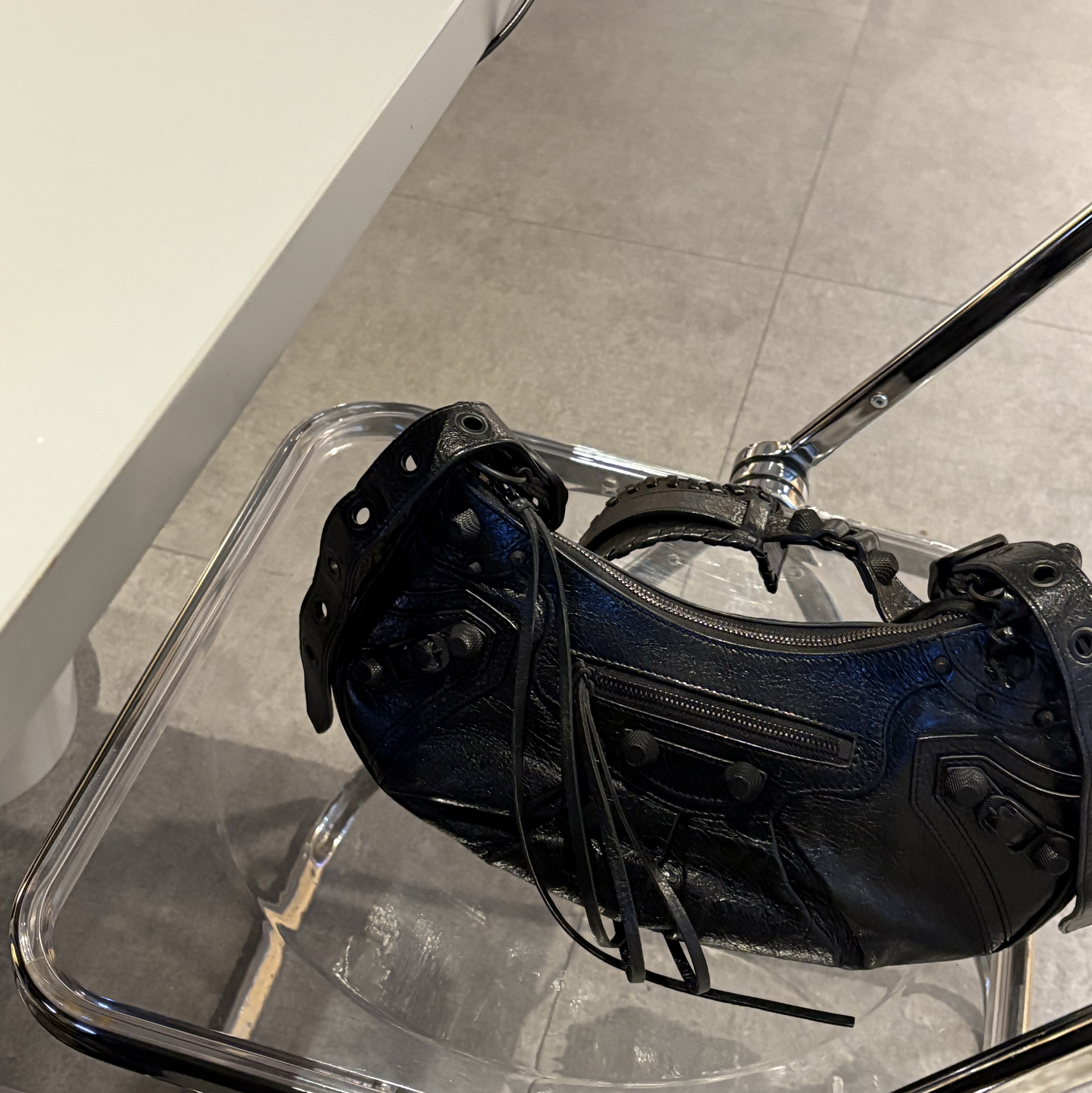 Balenciaga Le Cagole Small Shoulder Bag Black 착용 스타일