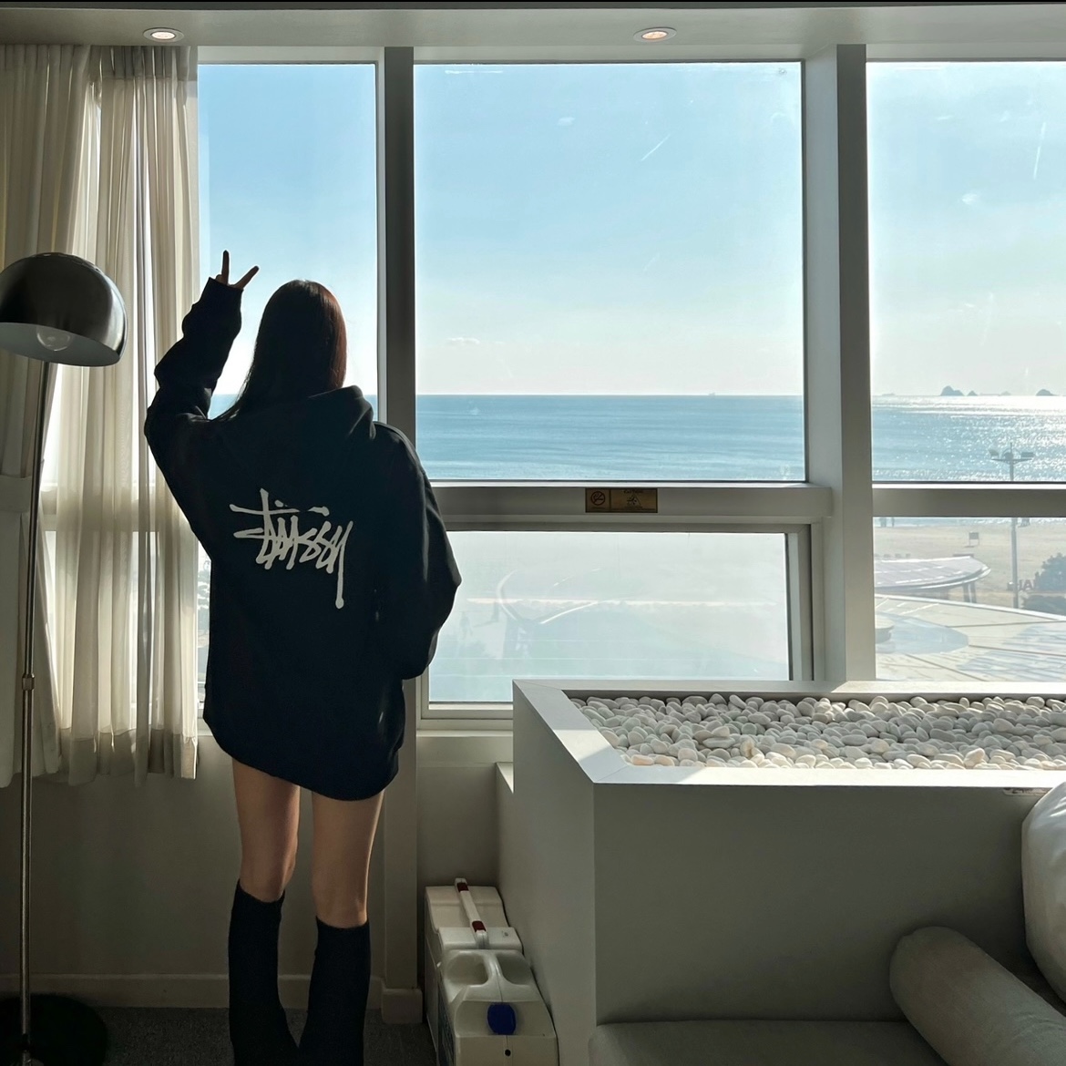 스투시 베이직 스투시 후드 블랙 착용 스타일 - 1