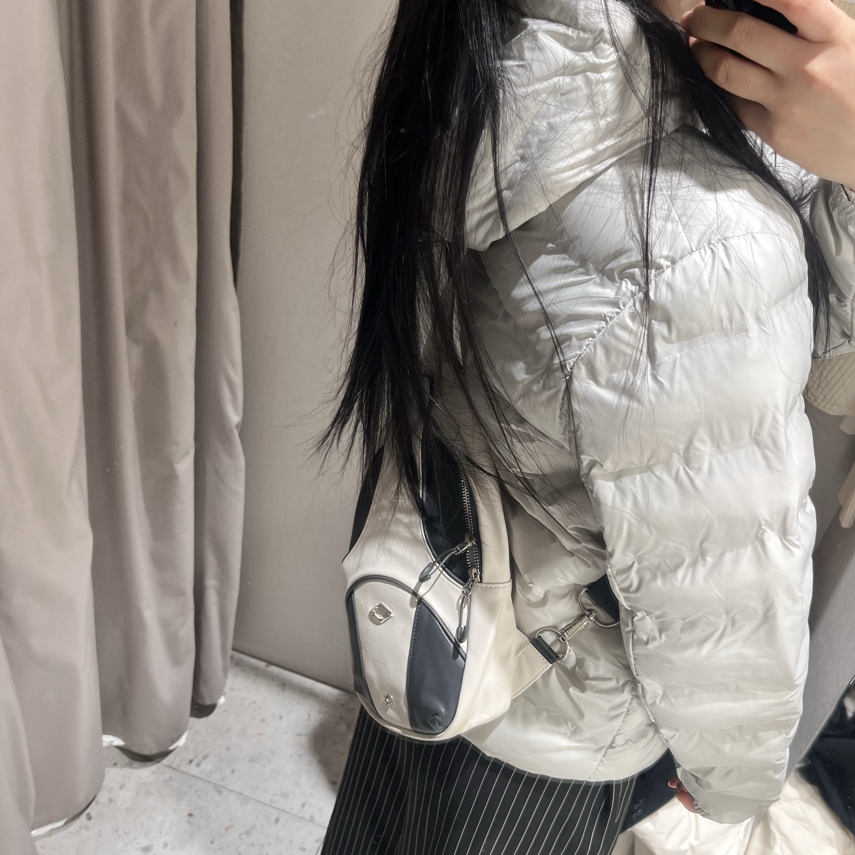 Mischief Foldable Leather Sling Bag Ivory Charcoal 착용 스타일 - 1