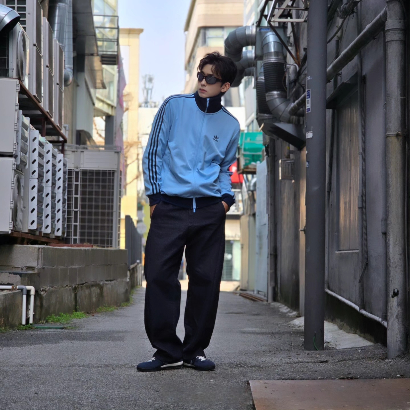 Adidas Adicolor Classic Beckenbauer Track Top Clear Sky Night Indigo - KR Sizing, Converse Run Star Trainer Retro Sport Azul 착용 스타일 - 3