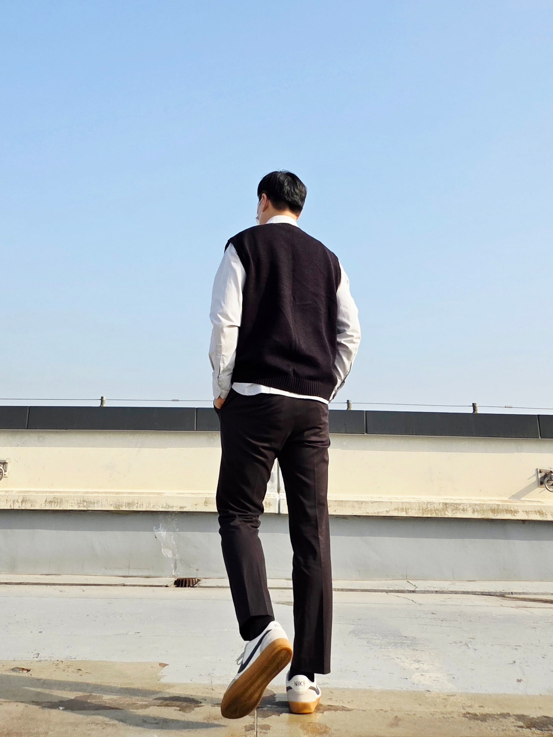 나이키 x 제이크루 킬샷 2 세일 미드나잇 네이비 착용 스타일 - 5