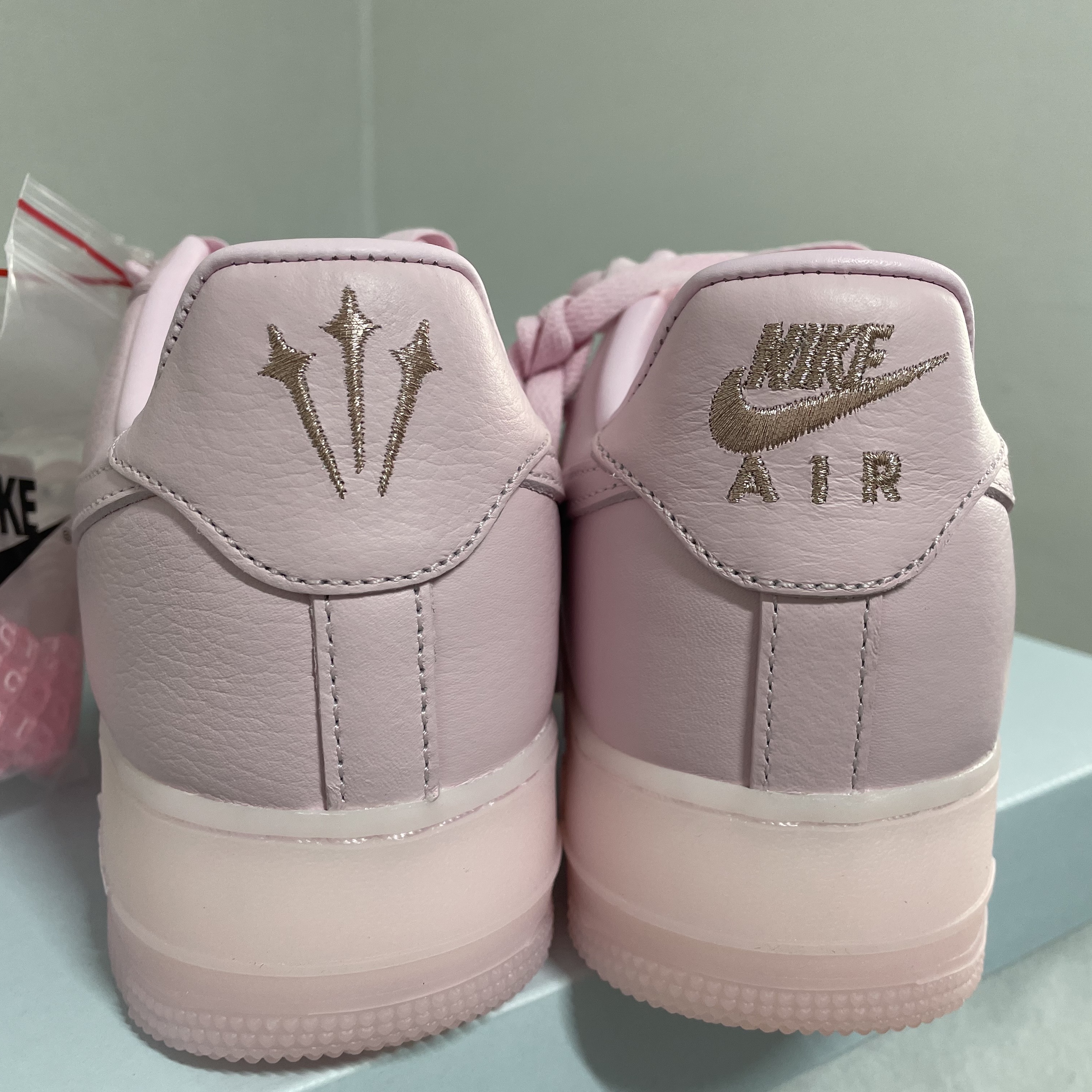 Nike x Drake Nocta Air Force 1 Low SP Certified Lover Boy Pink Foam 착용 스타일 - 4