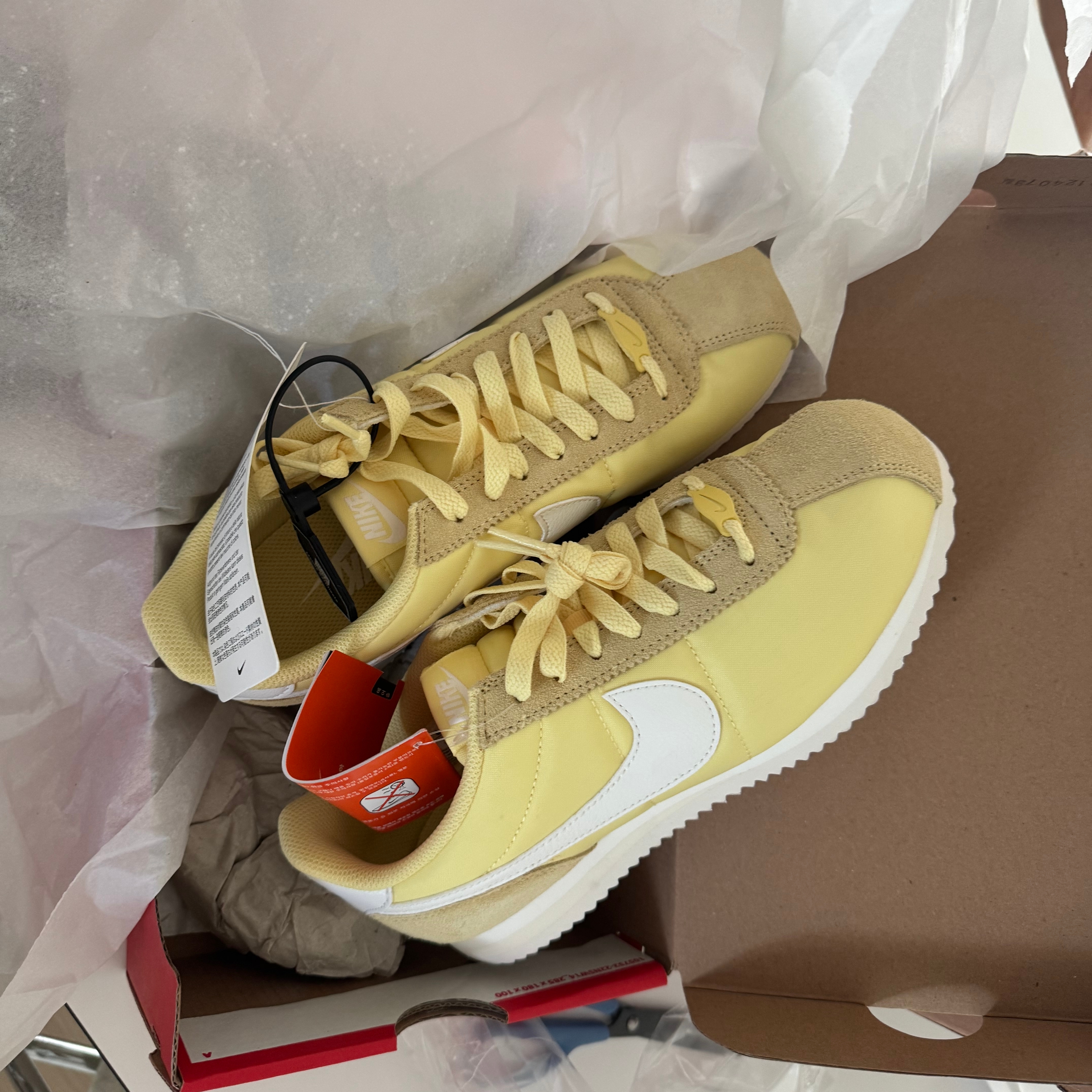 (W) Nike Cortez TXT Soft Yellow Coconut Milk 착용 스타일