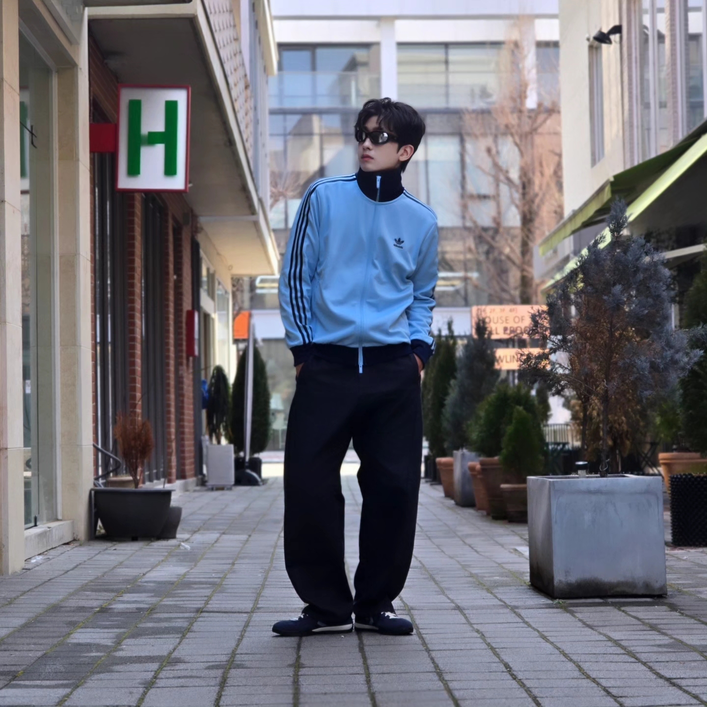 Adidas Adicolor Classic Beckenbauer Track Top Clear Sky Night Indigo - KR Sizing, Converse Run Star Trainer Retro Sport Azul 착용 스타일 - 3