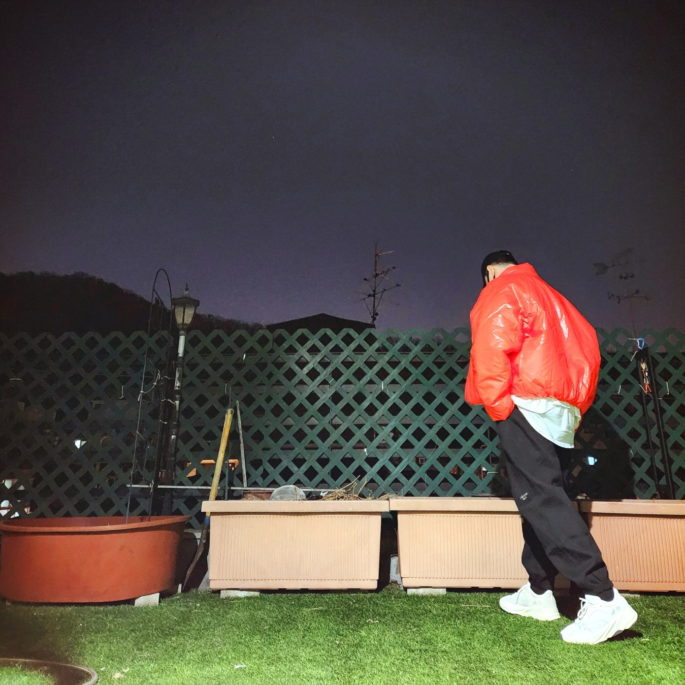 Yeezy Gap Engineered By Balenciaga Logo Cap Black, Yeezy Gap Round Jacket Red 착용 스타일 - 2