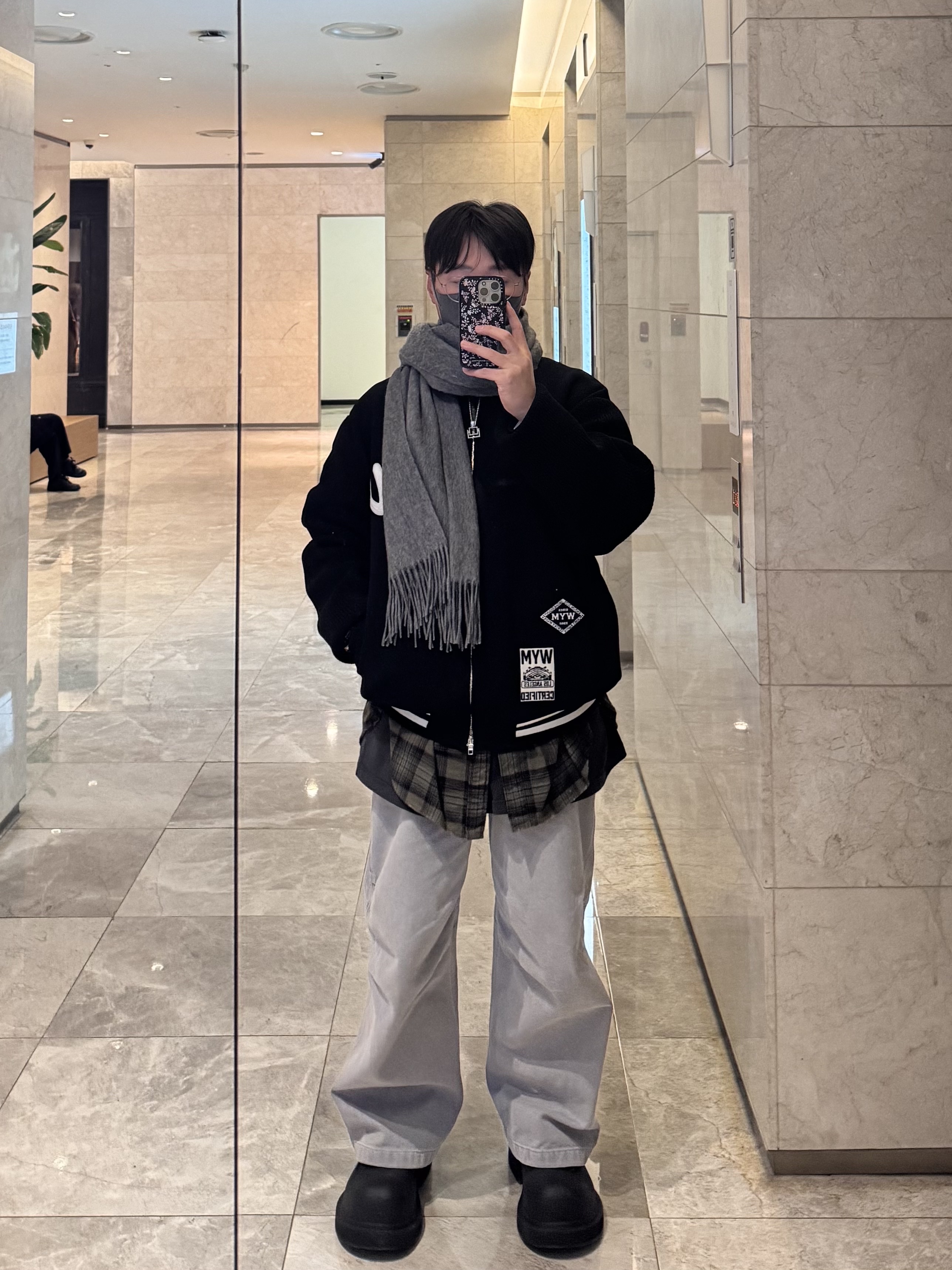 발렌시아가 파리 리버티 레이어드 오버사이즈 셔츠 다크 그린, 우영미 3D 와이드 데님 팬츠 그레이 - 25SS 착용 스타일 - 1