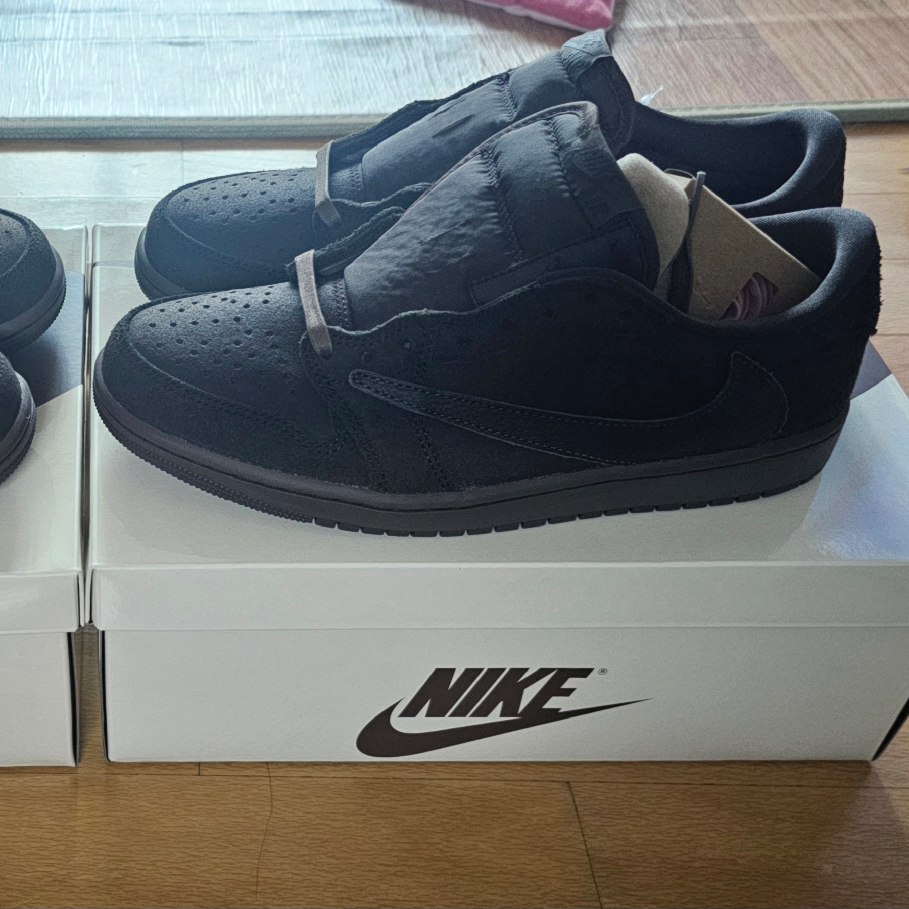 Jordan 1 x Travis Scott Retro Low OG SP Velvet Brown and Dark Mocha 착용 스타일 - 4