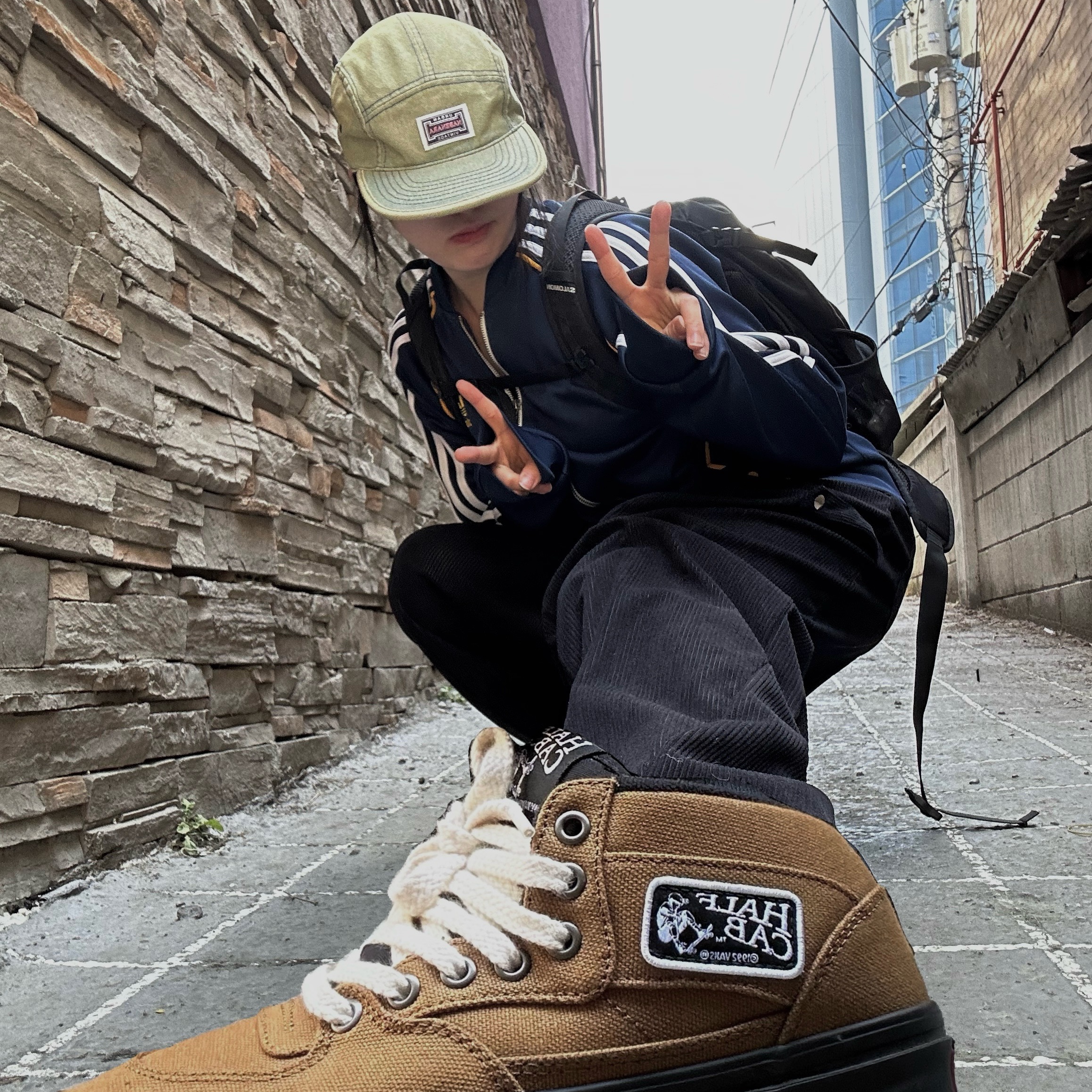 Vans Duck Canvas Skate Half Cab Brown 착용 스타일 - 1