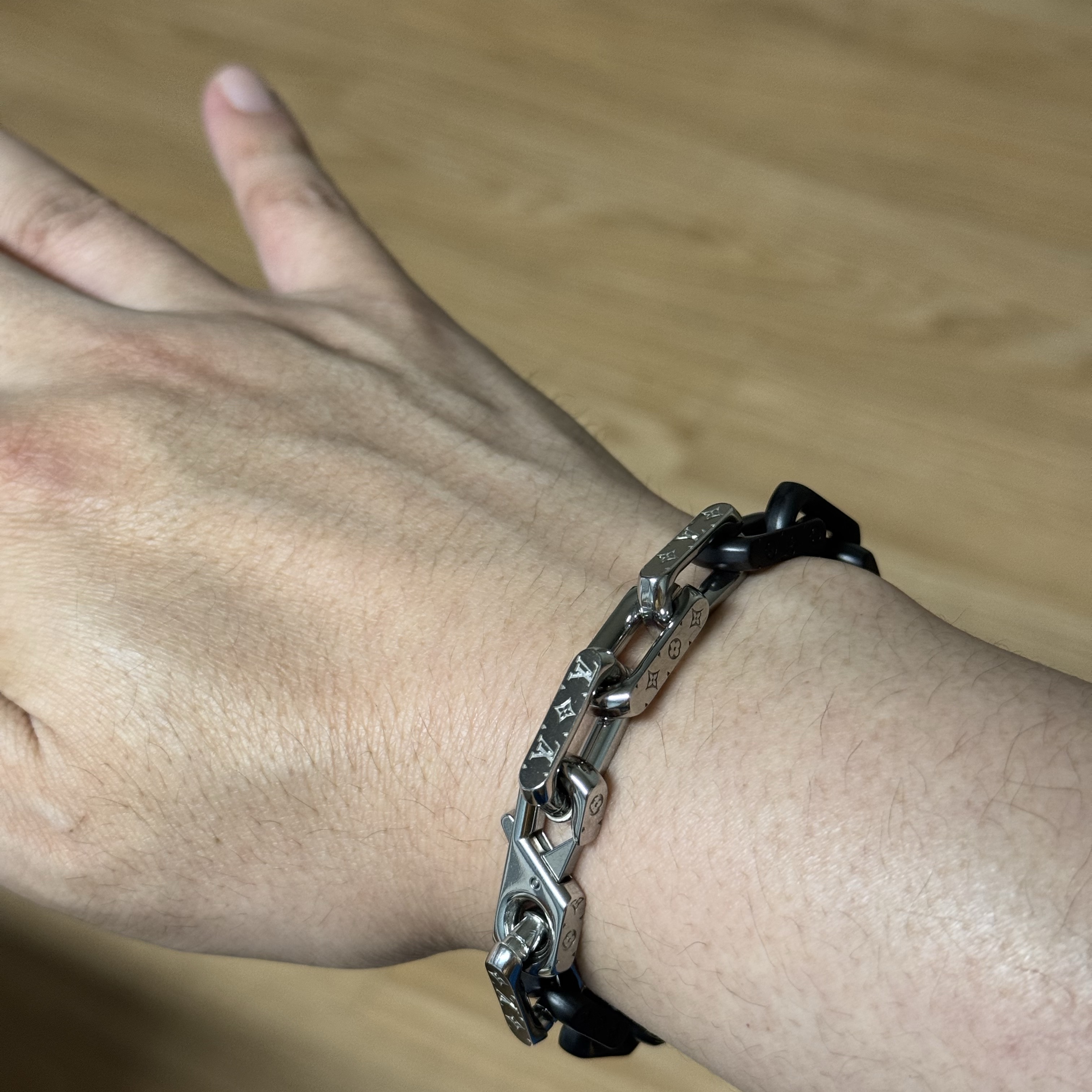 Louis Vuitton Monogram Chain Bracelet Silver Black 착용 스타일