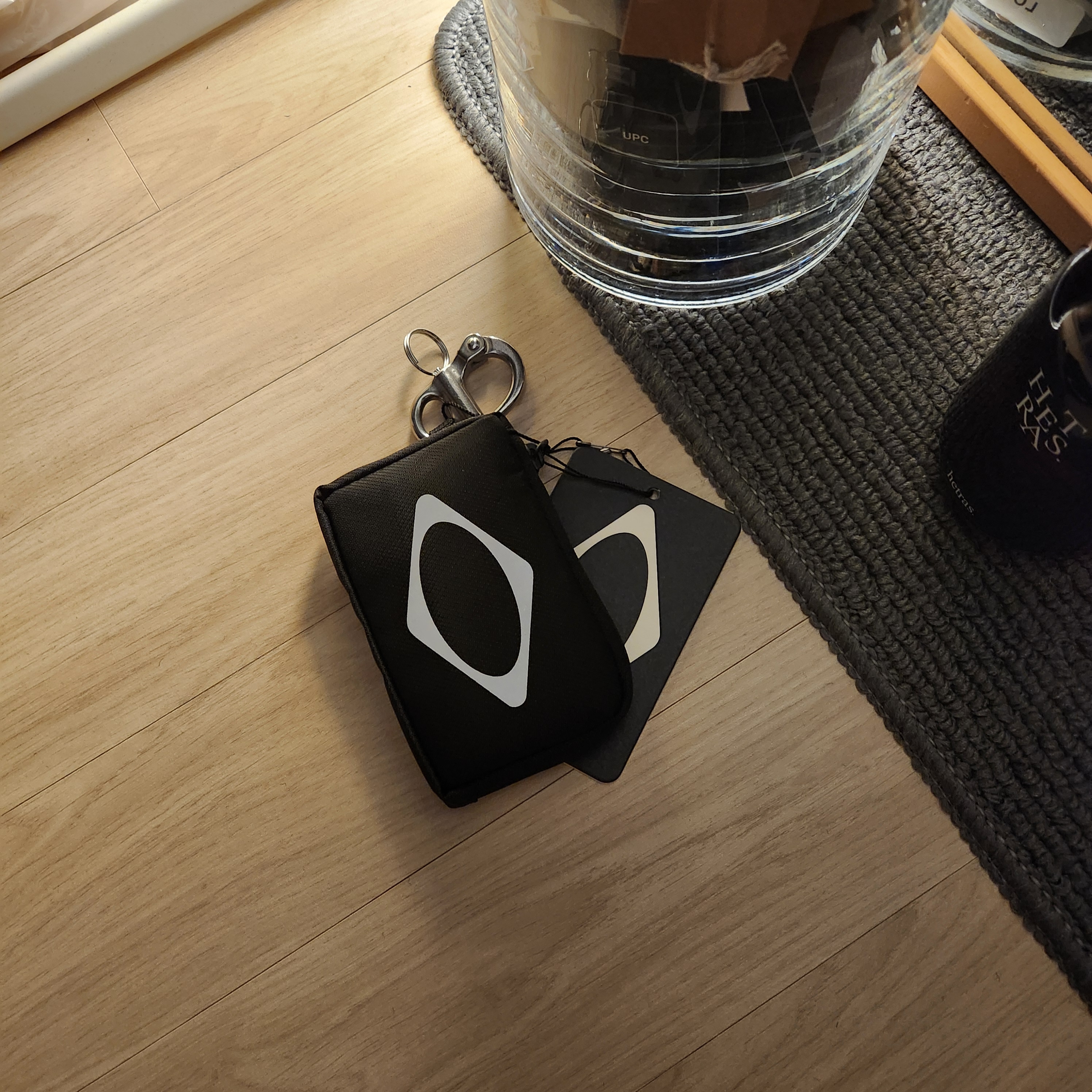 Mischief Rhombus Carabiner Pouch Black 착용 스타일
