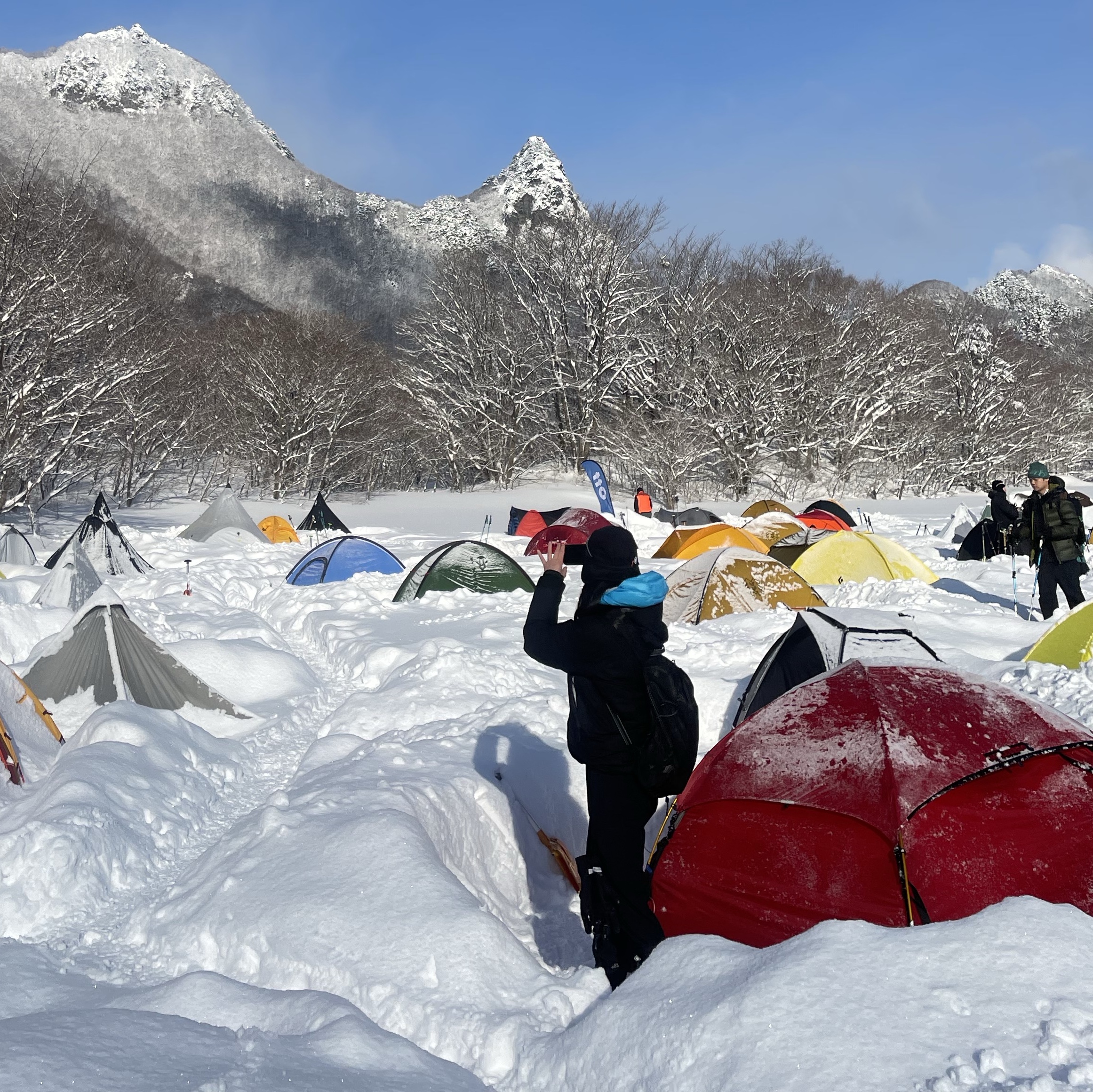 오스트리야 토피드 후디드 다운 자켓 에스츄어리 - 24FW, 오스트리야 노르딕 비니 내츄럴 - 24FW 착용 스타일 - 2