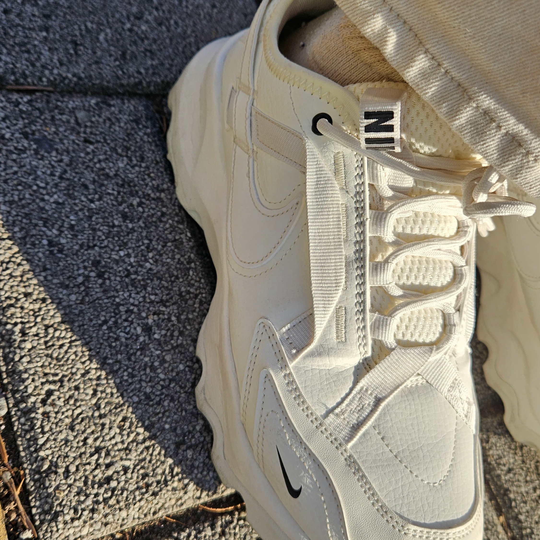 (W) Nike TC 7900 Summit White 착용 스타일 - 3