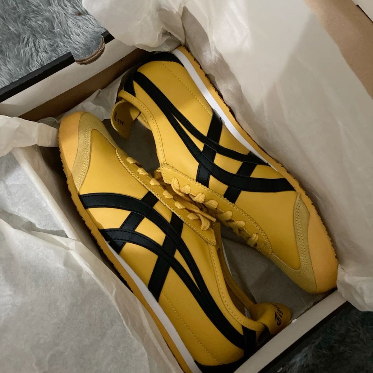 Onitsuka Tiger Mexico 66 Yellow Black 착용 스타일