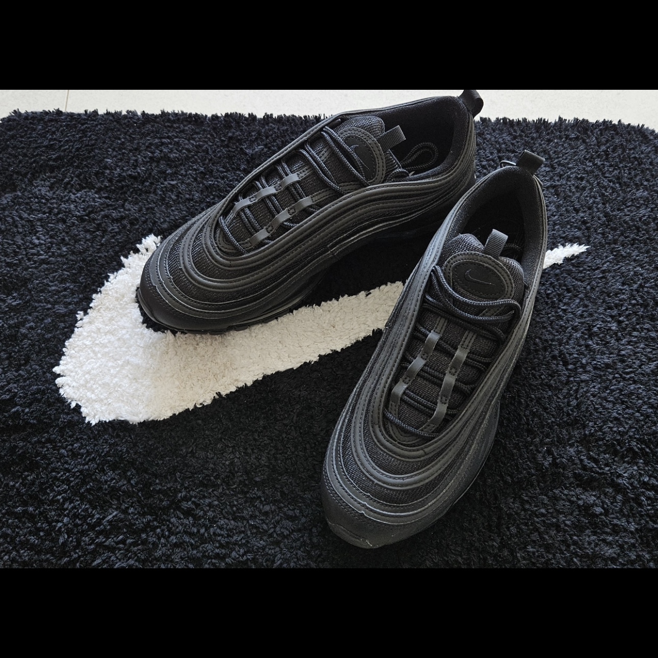 Nike Air Max 97 Triple Black 착용 스타일 - 2