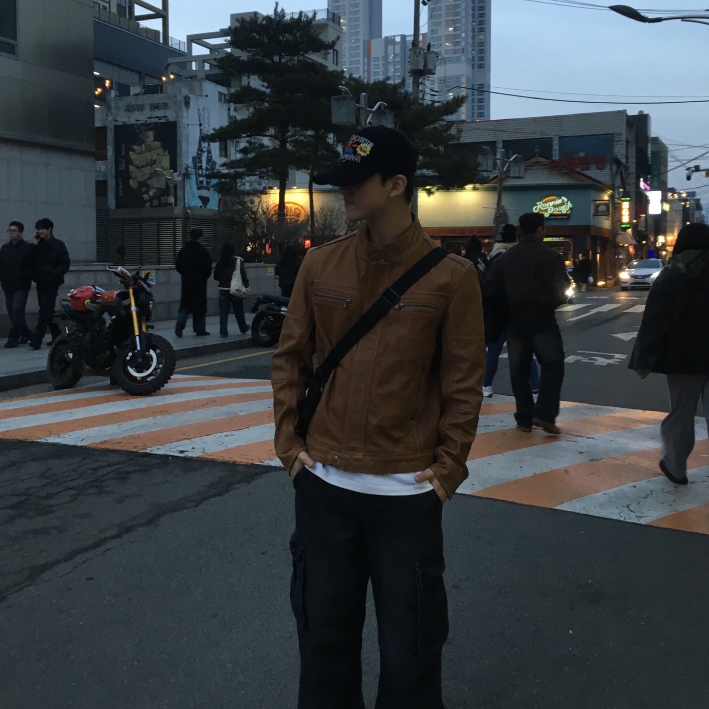 The Museum Visitor x Jon Burgerman Pinky Winky & Charlie Ball Cap Black, Uniqlo Multi Pocket Shoulder Bag Black 착용 스타일 - 3