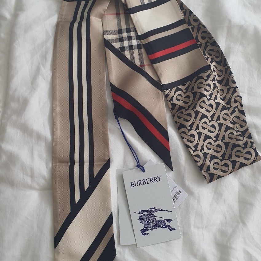 (W) Burberry Montage Print Silk Skinny Scarf Archive Beige 착용 스타일