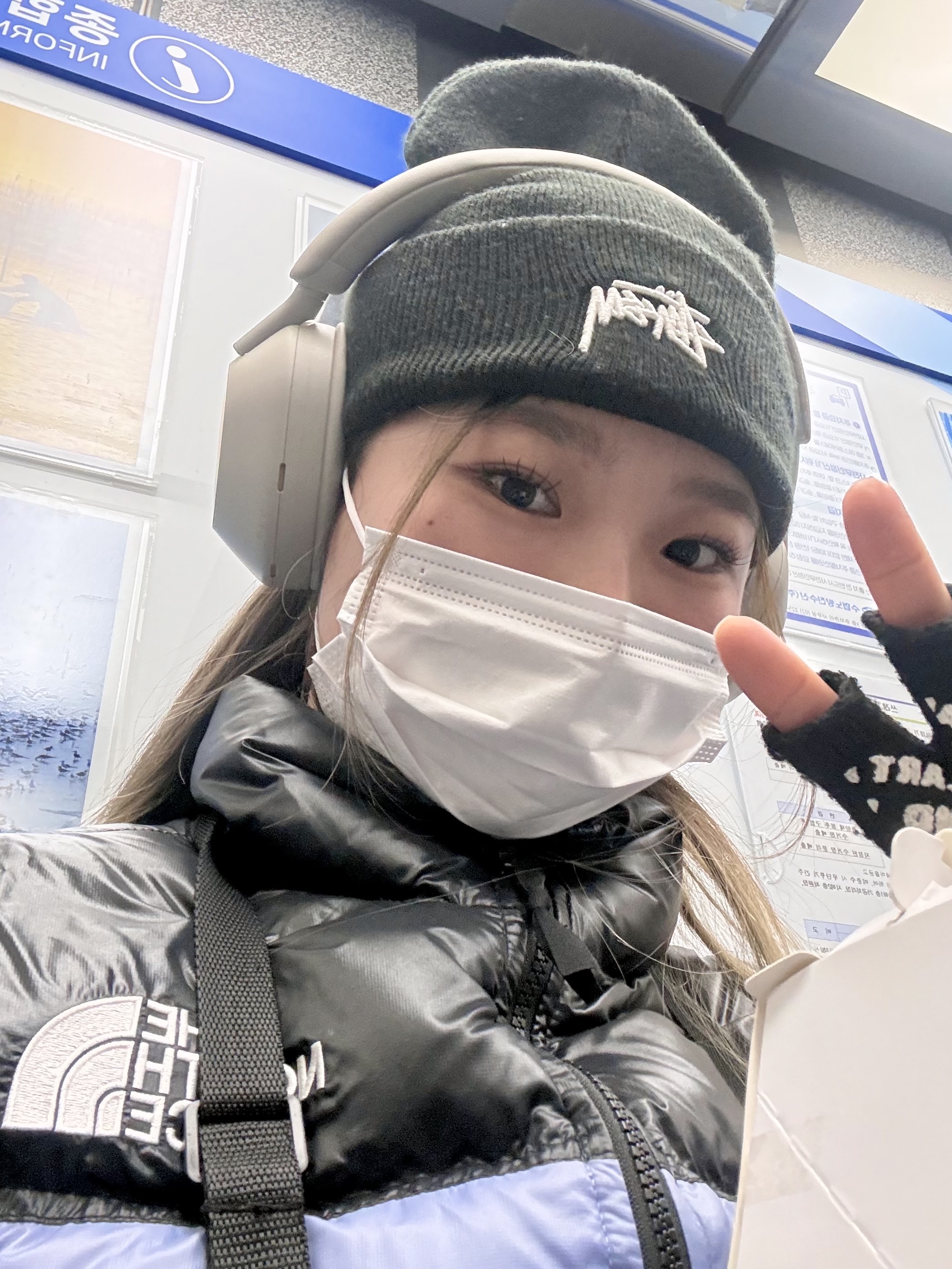 Sony WH-1000XM5 Silver (Korean Ver.), (W) The North Face Nuptse Short Jacket Folk Blue 착용 스타일