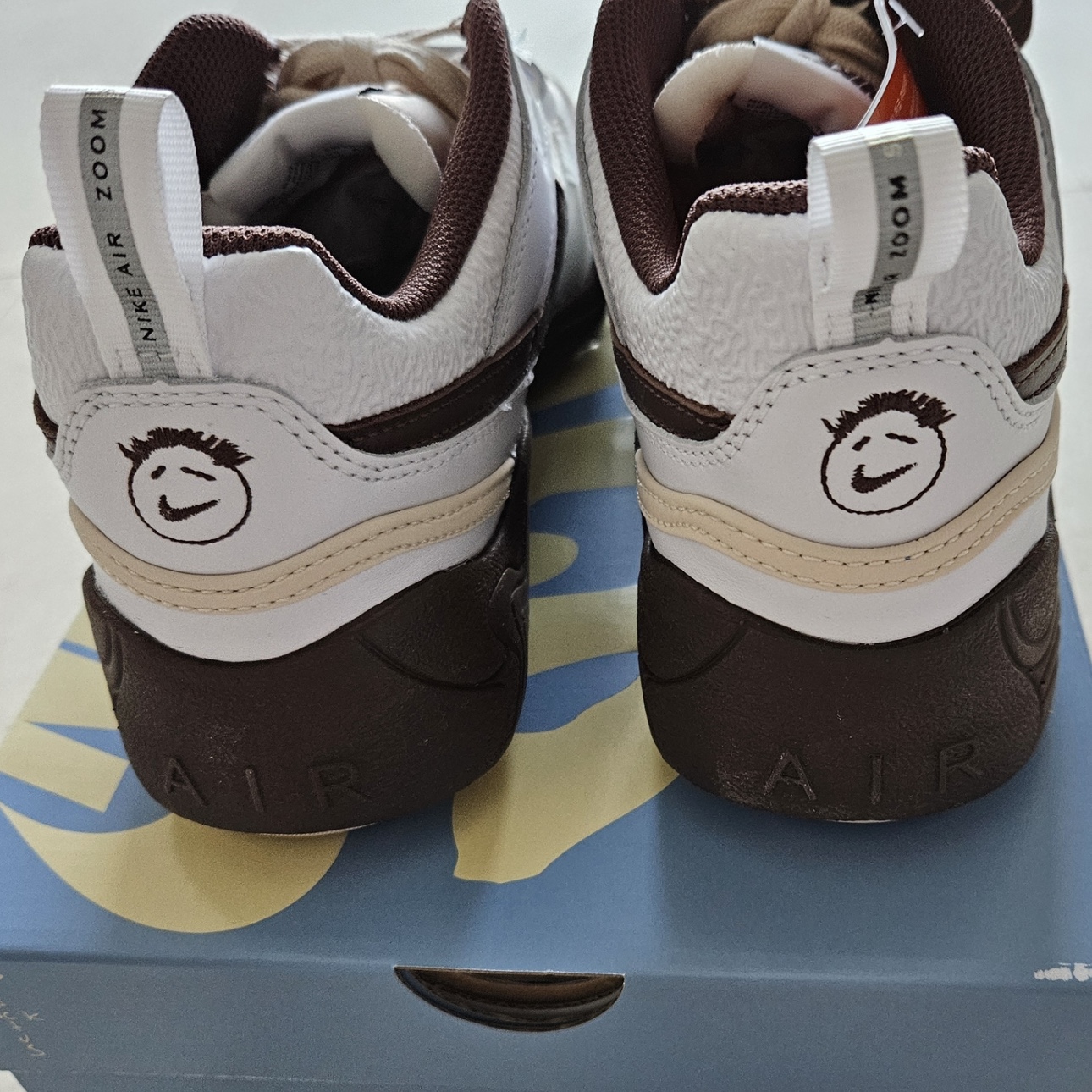 Nike x Travis Scott Zoom Field Jaxx White and Light Chocolate 착용 스타일 - 3
