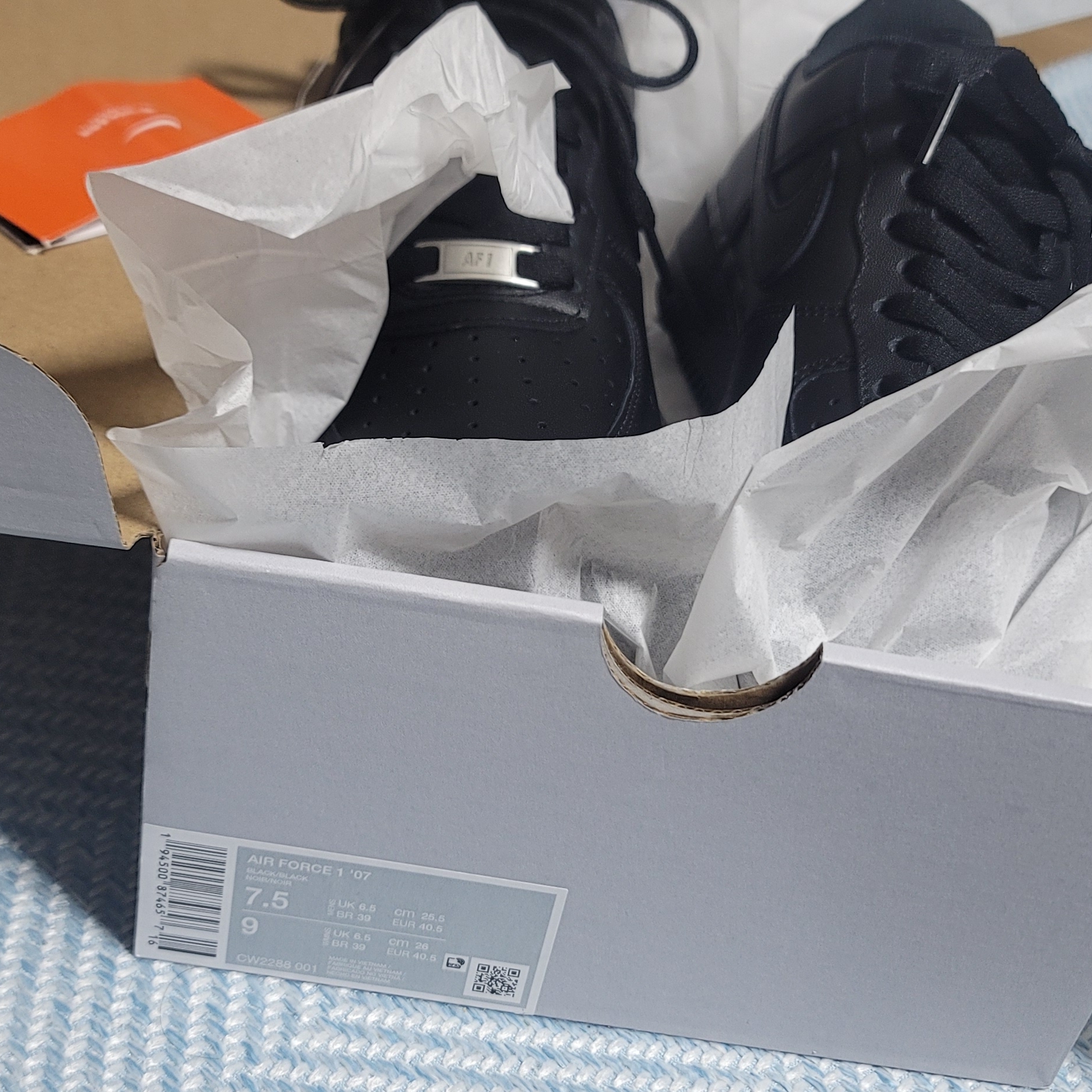Nike Air Force 1 '07 Low Triple Black 착용 스타일 - 3