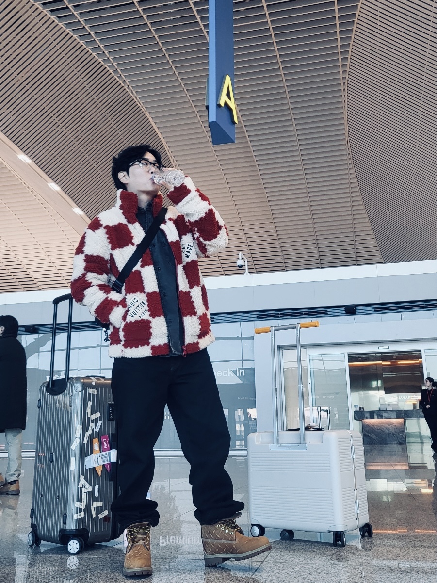 루이비통 x 니고 자카드 다미에 플리스 블루종 가넷 레드, 스투시 x 리바이스 크리스피 린스 568 진 블랙 착용 스타일