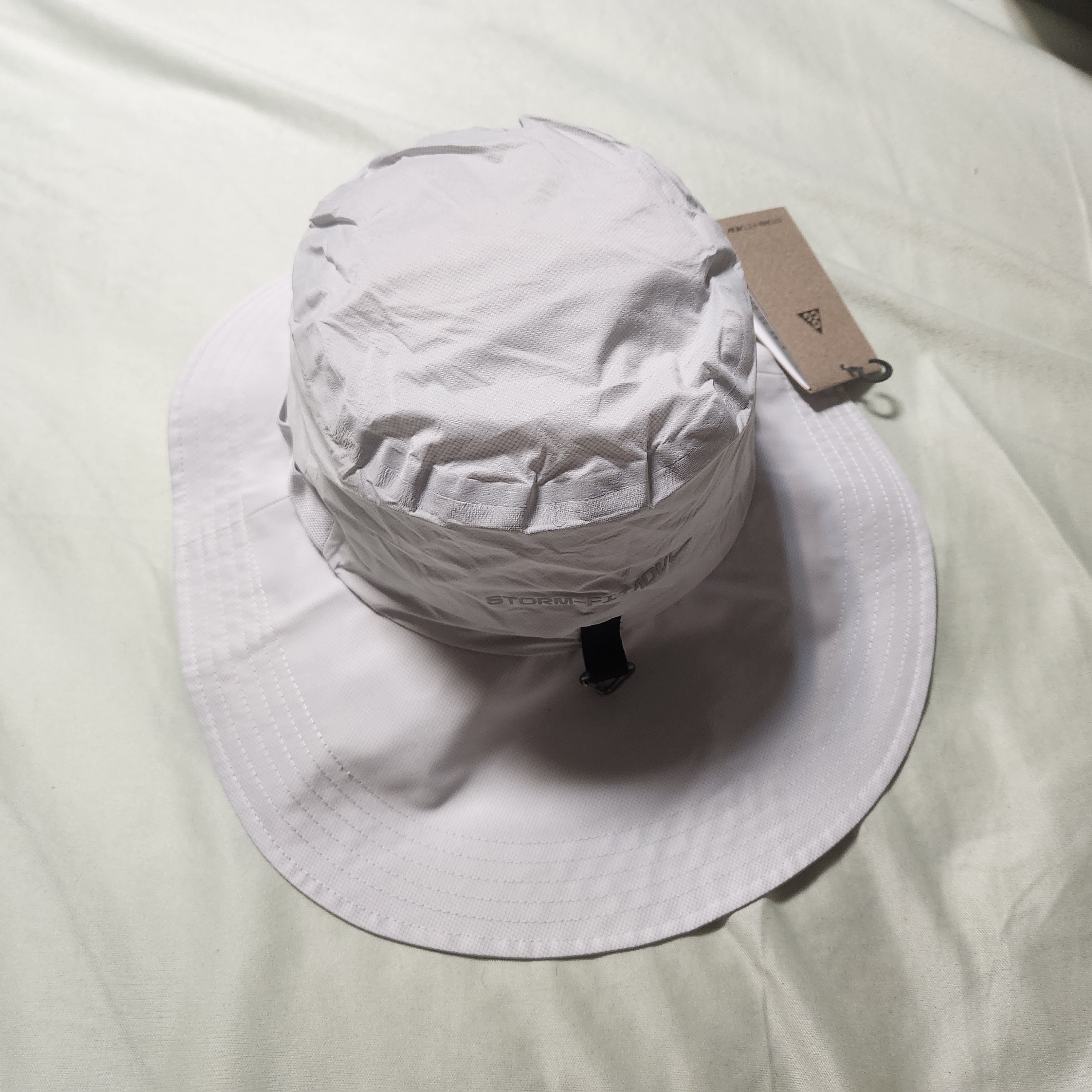 Nike ACG Apex Storm-Fit Bucket Hat Photon Dust 착용 스타일 - 3