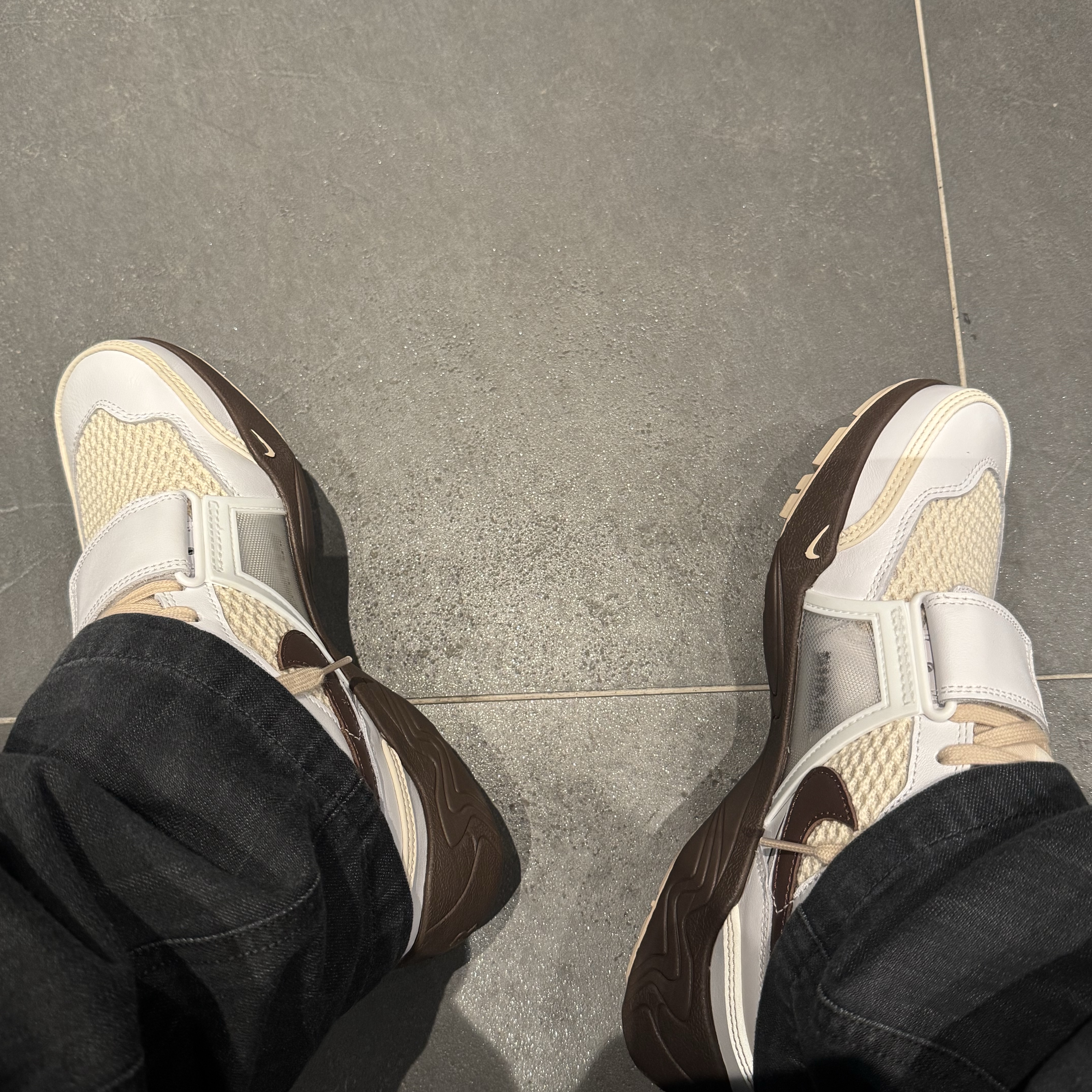 Nike x Travis Scott Zoom Field Jaxx White and Light Chocolate 착용 스타일