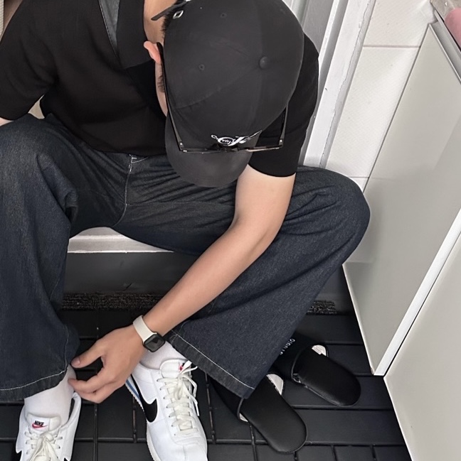 Calvin Klein Monogram Embroidery Ball Cap Black, Nike Cortez White and Black 착용 스타일