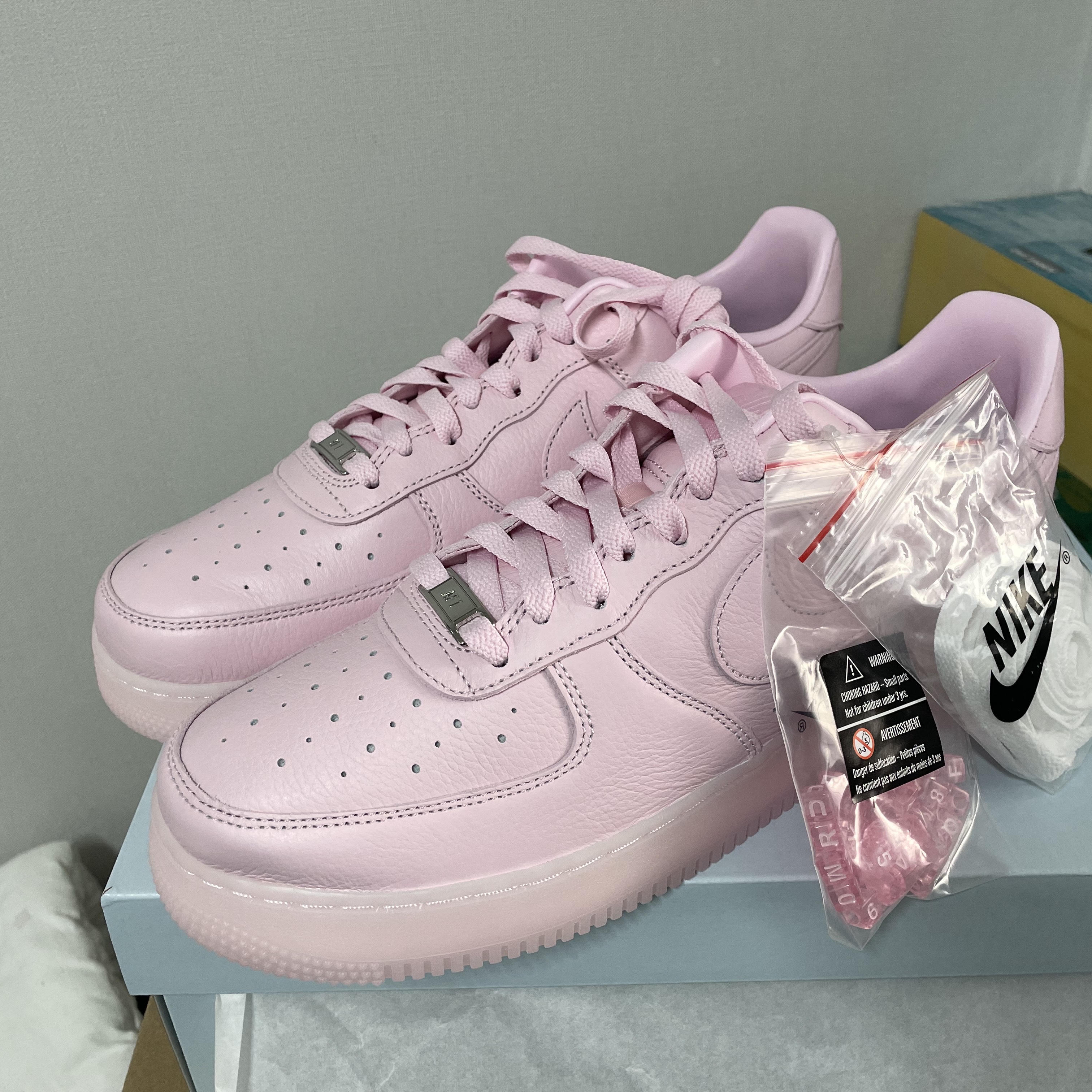 Nike x Drake Nocta Air Force 1 Low SP Certified Lover Boy Pink Foam 착용 스타일 - 1