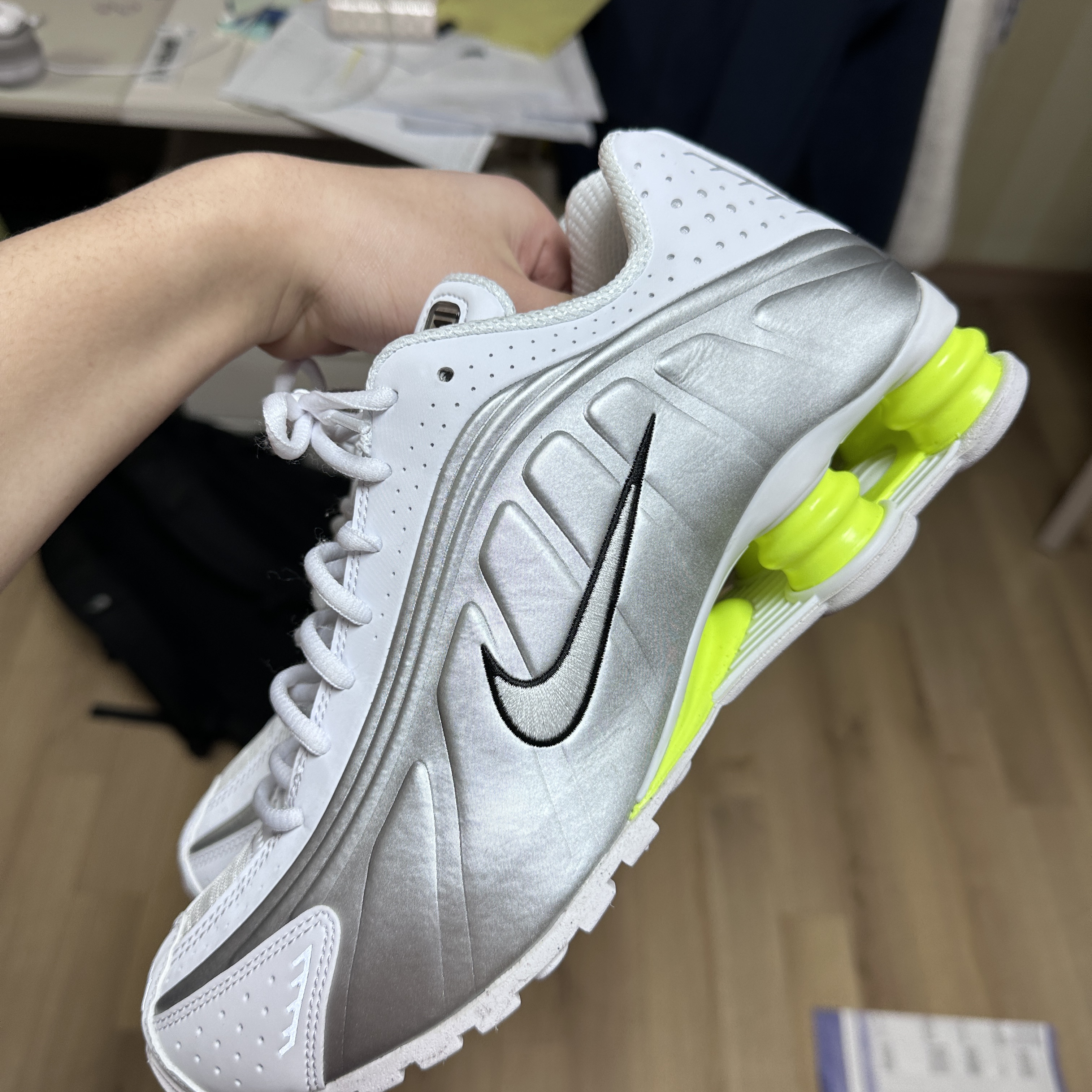 (W) Nike Shox R4 White Metallic Silver 착용 스타일 - 1
