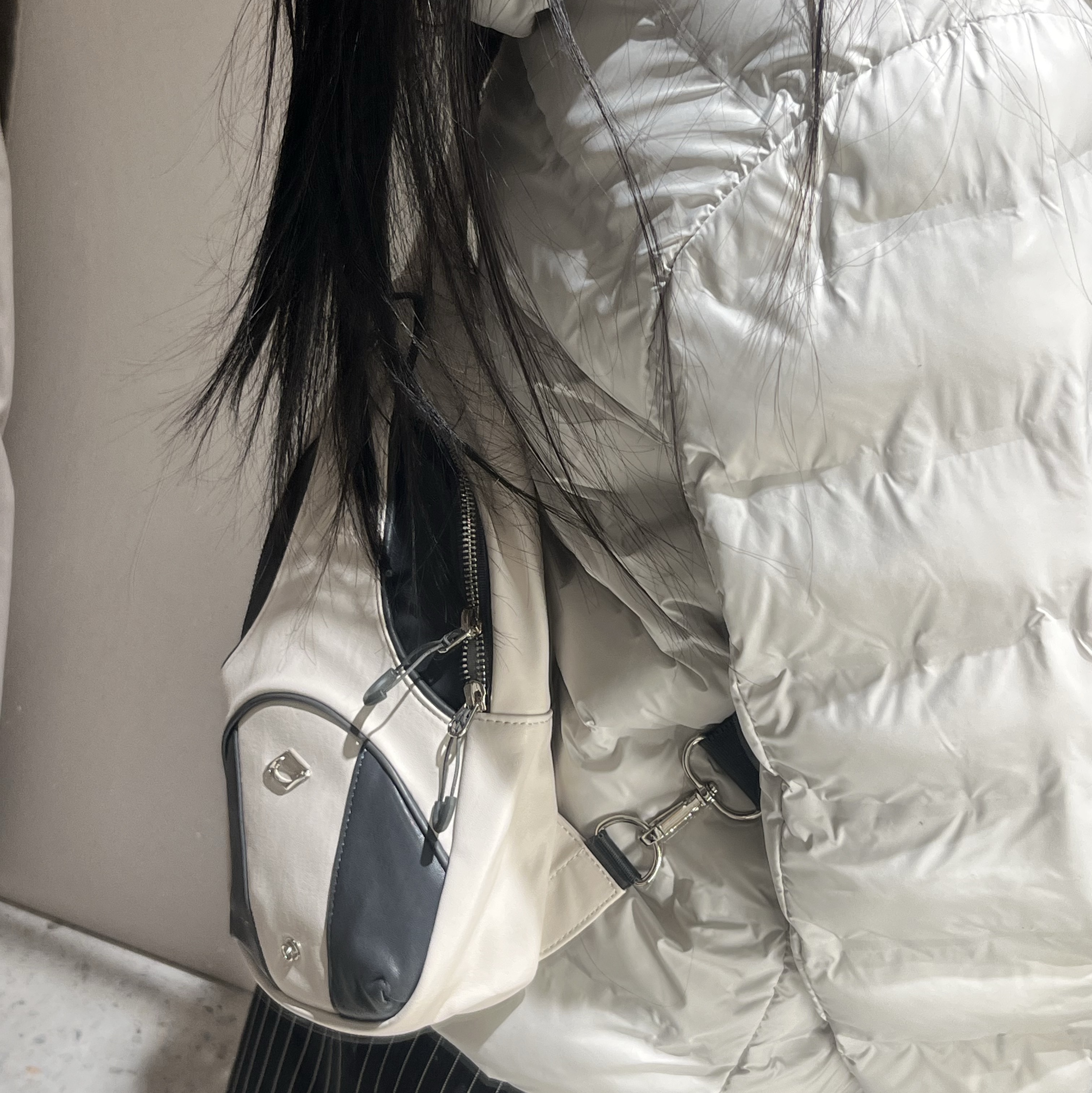 Mischief Foldable Leather Sling Bag Ivory Charcoal 착용 스타일 - 2