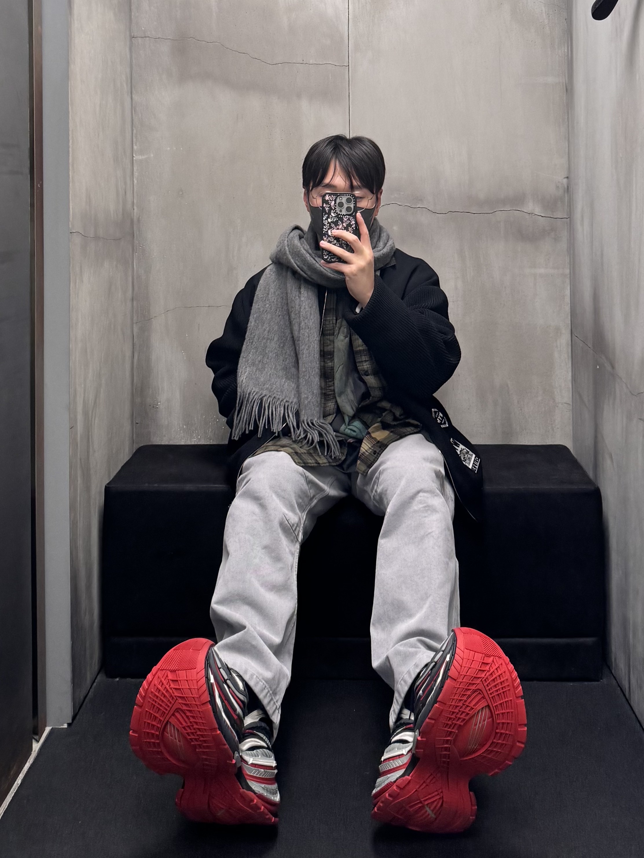 발렌시아가 파리 리버티 레이어드 오버사이즈 셔츠 다크 그린, 우영미 3D 와이드 데님 팬츠 그레이 - 25SS 착용 스타일 - 6