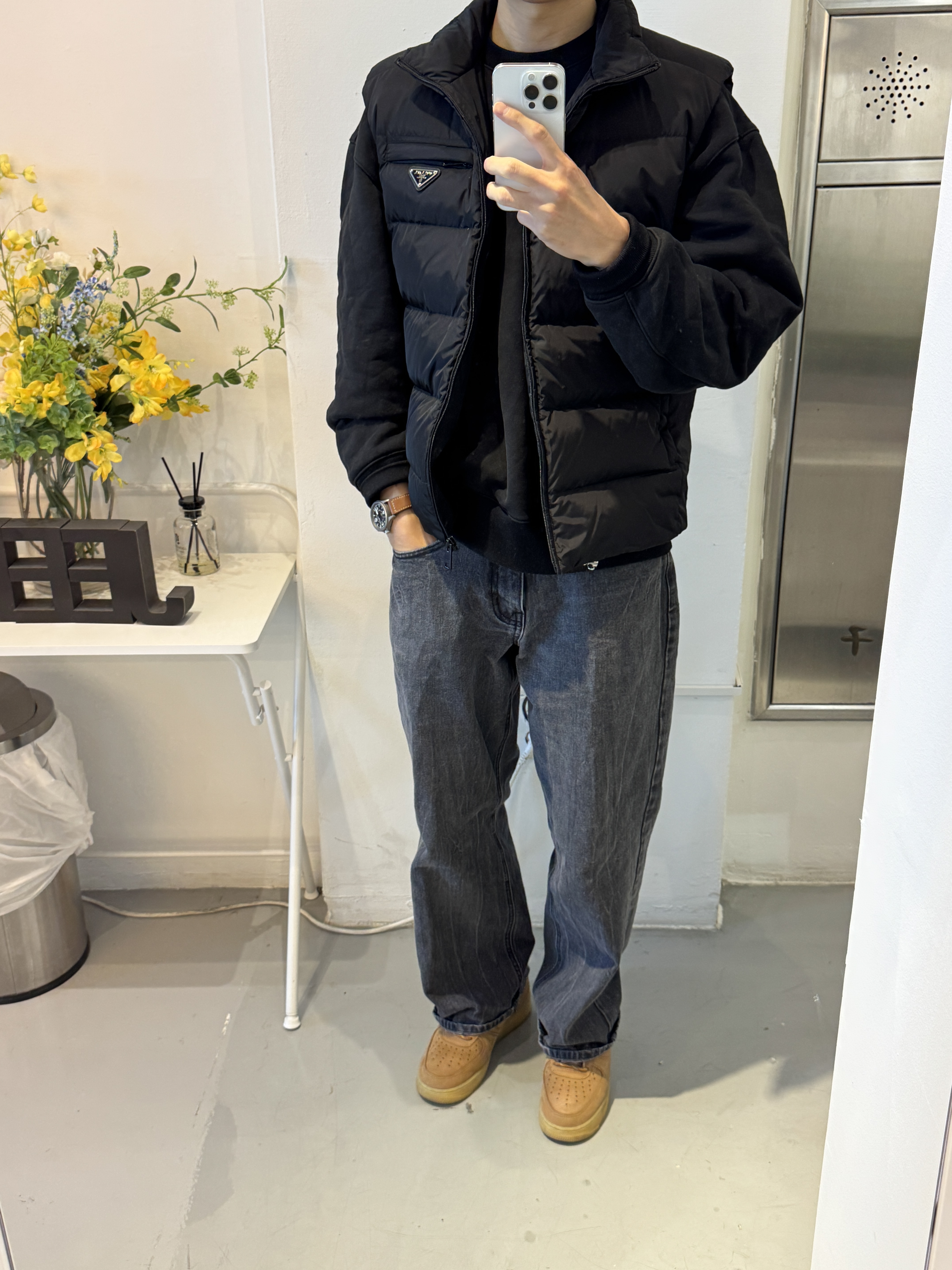 Prada Re-Nylon Down Vest Black, Solid Homme Embroidery Sweatshirt Black 착용 스타일