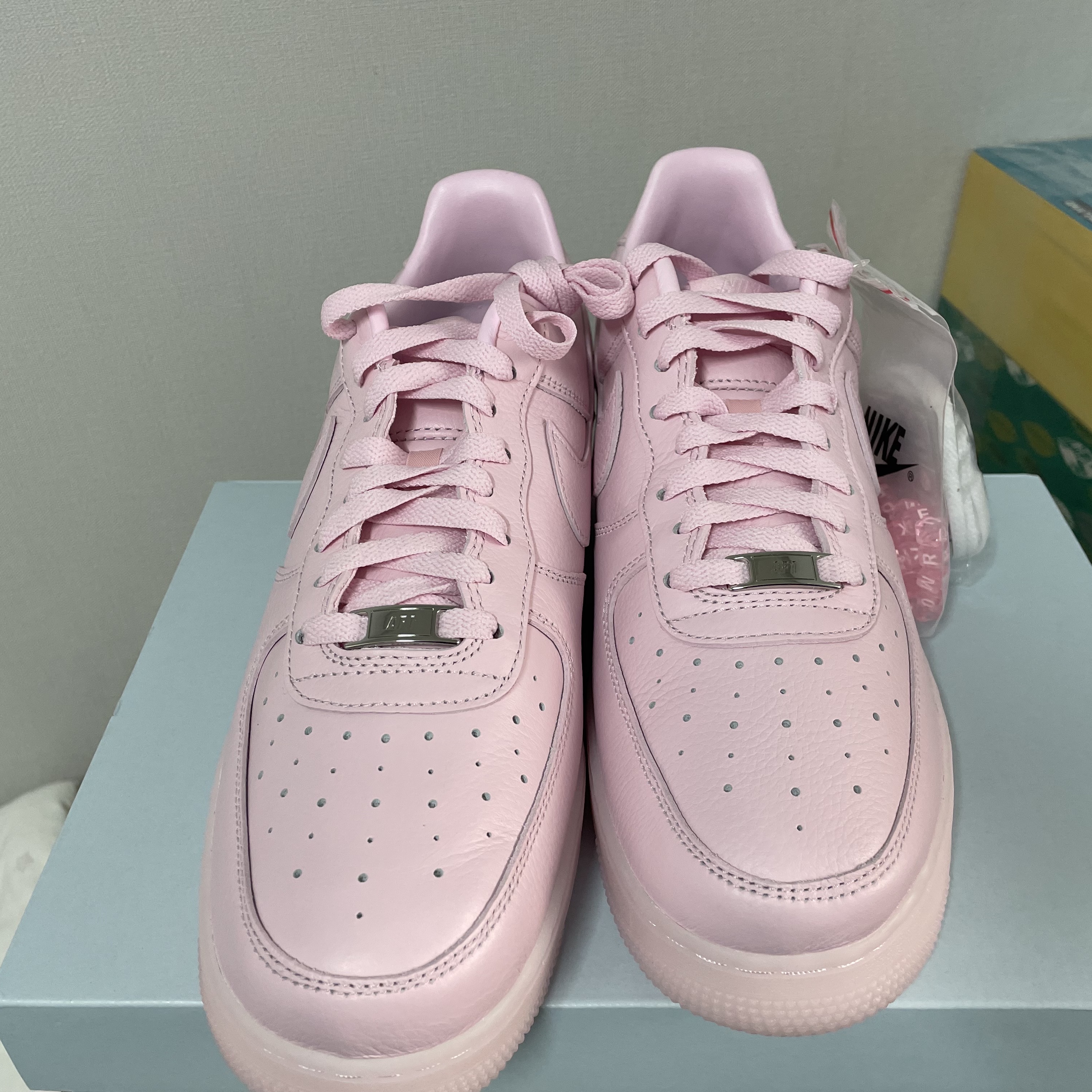 Nike x Drake Nocta Air Force 1 Low SP Certified Lover Boy Pink Foam 착용 스타일 - 2