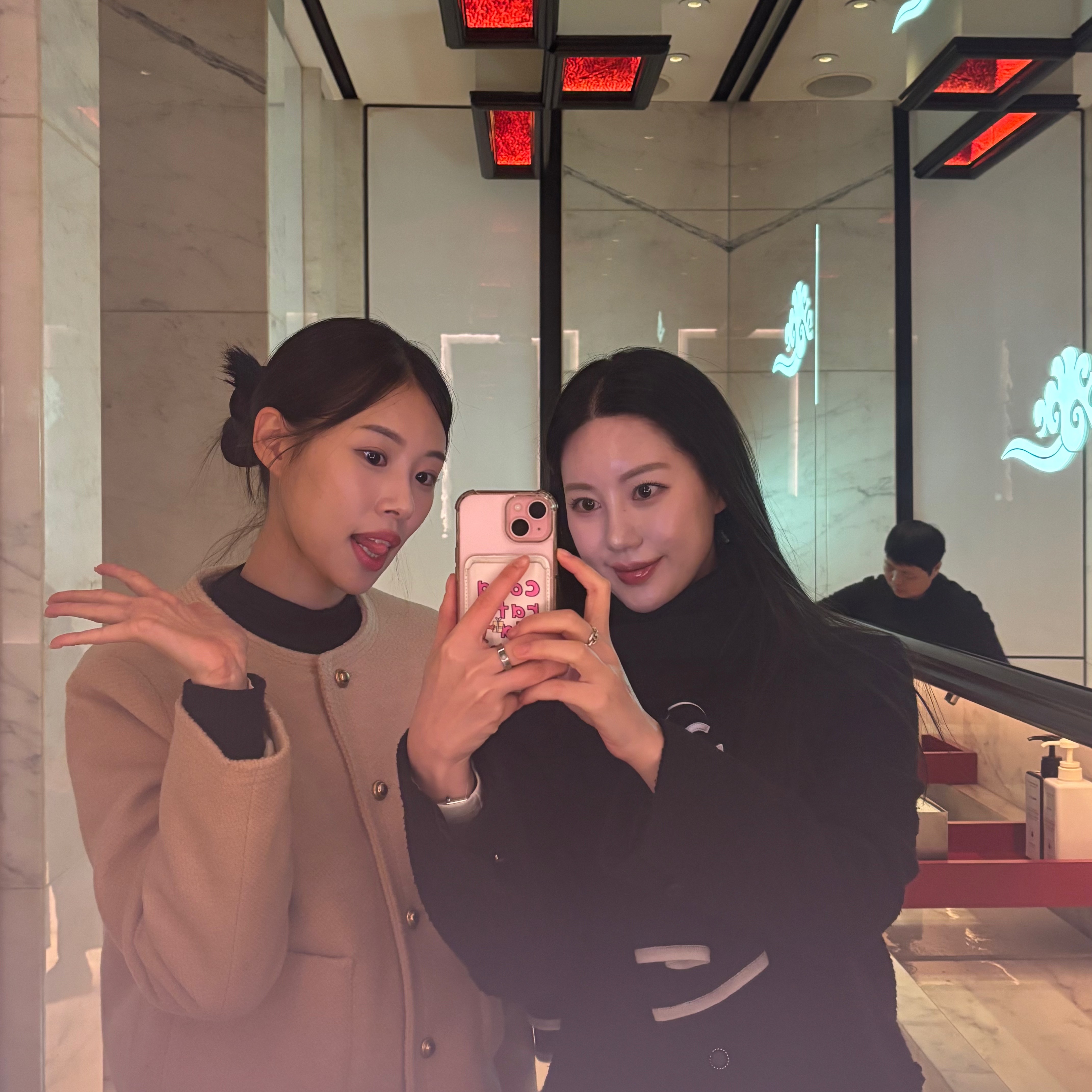 Saint Laurent Small Le 5 A 7 Supple Shoulder Bag Black, Cartier Tank Must Watch Large Quartz Steel Calfskin Black 착용 스타일 - 3