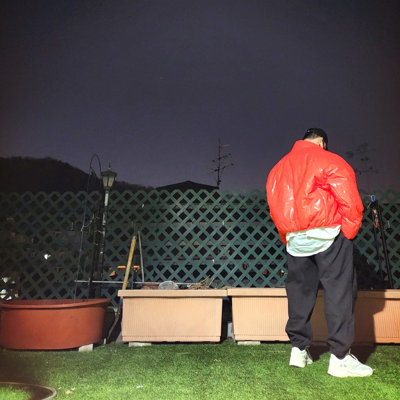 Yeezy Gap Engineered By Balenciaga Logo Cap Black, Yeezy Gap Round Jacket Red 착용 스타일 - 3
